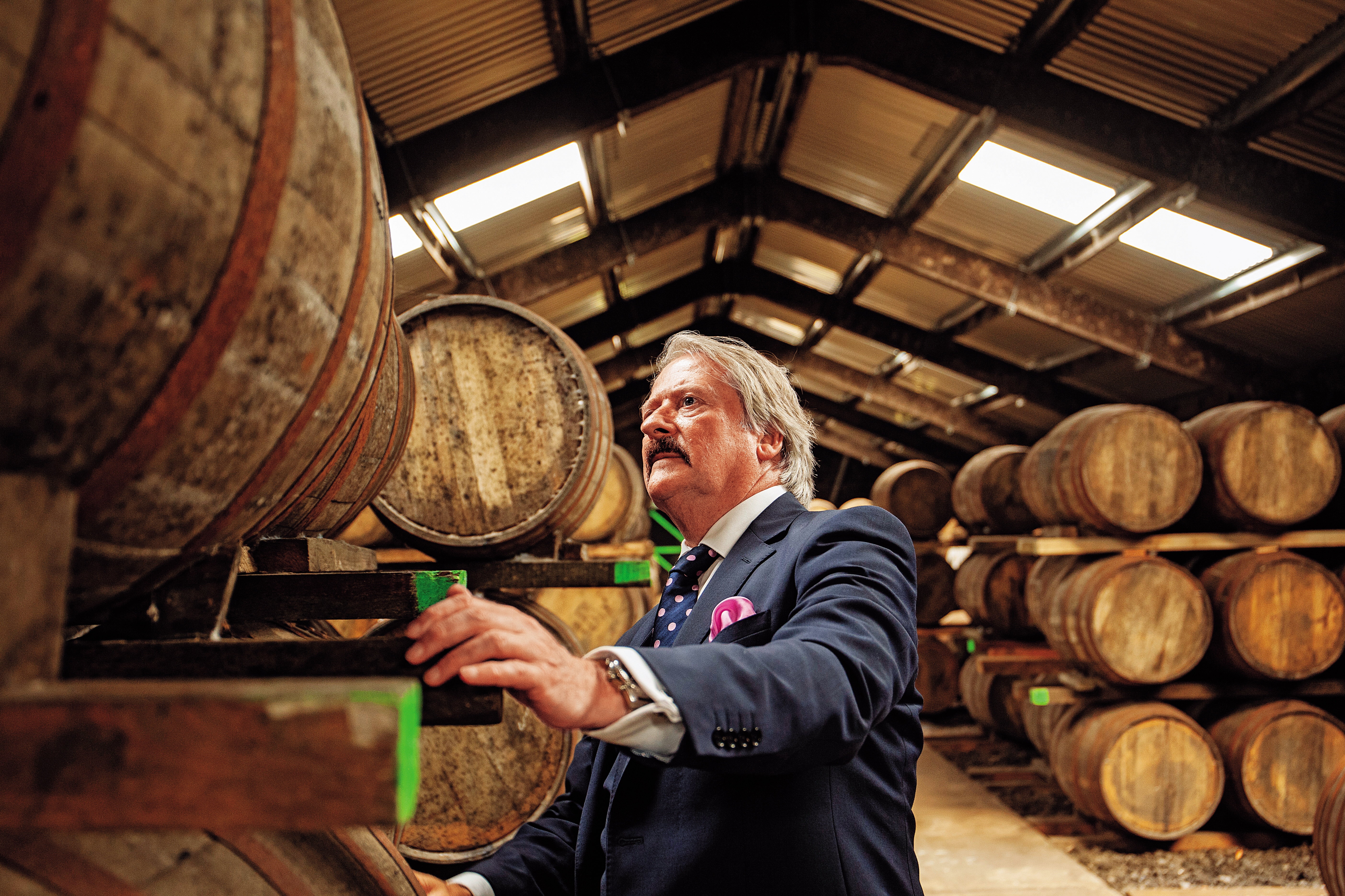 大摩有「老酒銀行」之稱，我們在首席調酒師理查．派特森的帶領下，走進酒廠最珍貴的「4號倉庫」，彷彿走進了時光隧道。