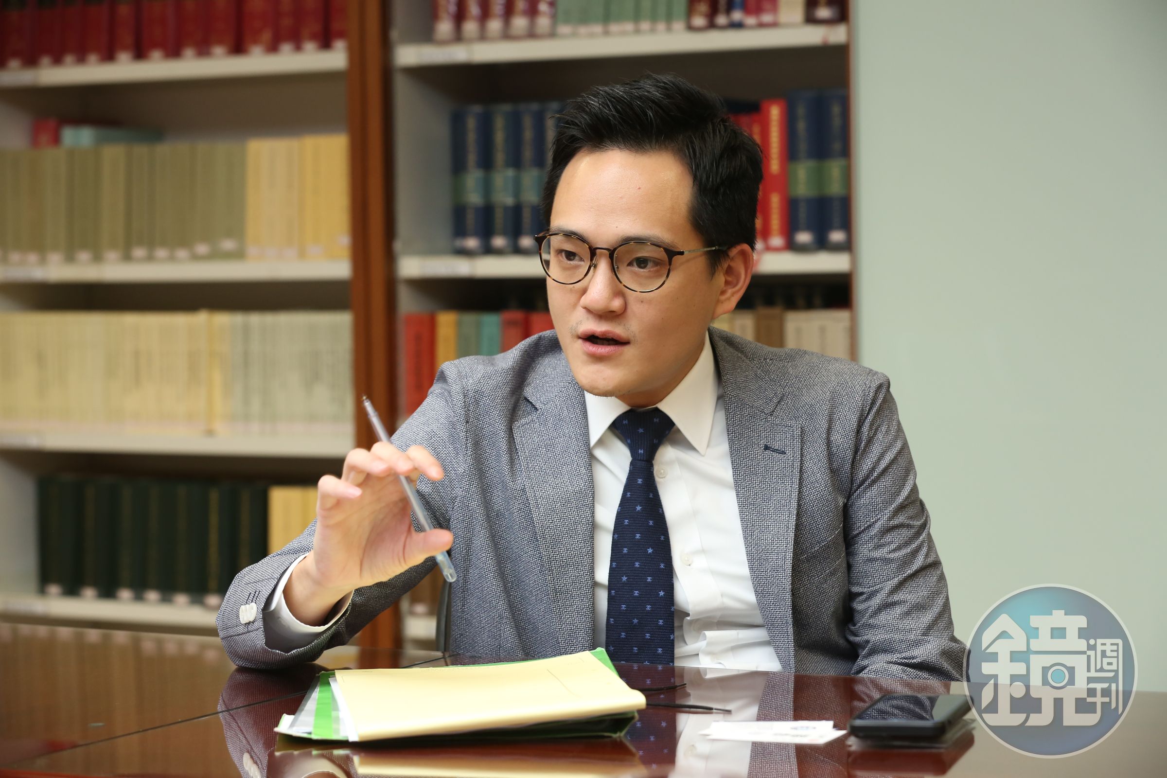 永豐金委託律師劉允正調查，從關鍵的1418封郵件中發現FENB遭賤賣。