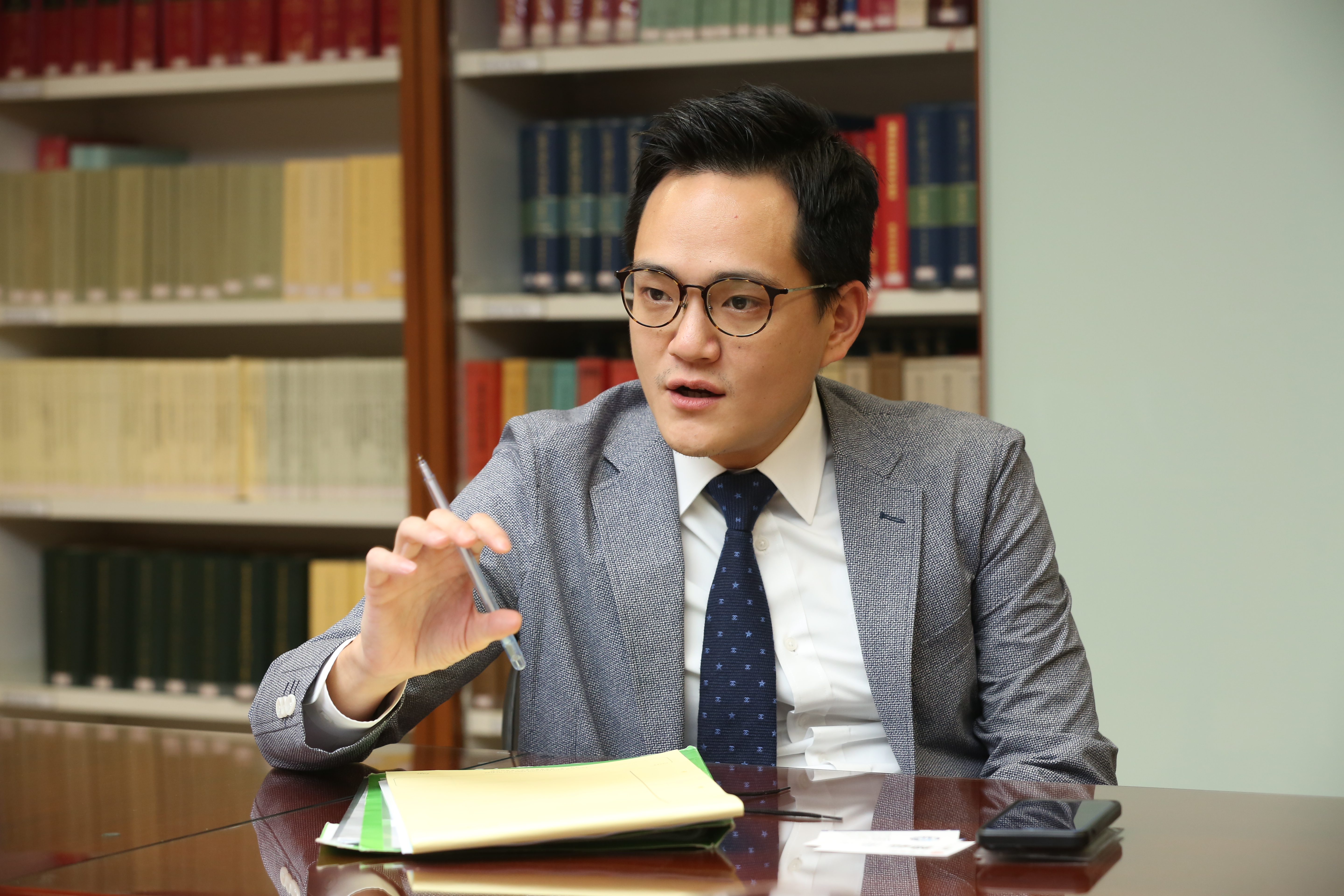 永豐金委託律師劉允正調查，從關鍵的1418封郵件中發現FENB遭賤賣。