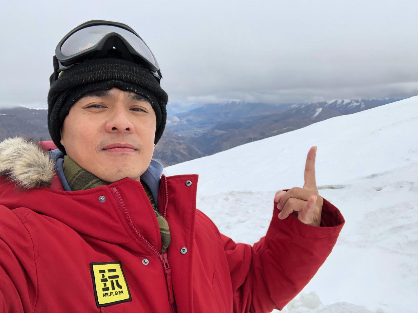 得知老婆懷第二胎，竇智孔開心陪老婆到婦產科產檢。（摘自竇智孔臉書）