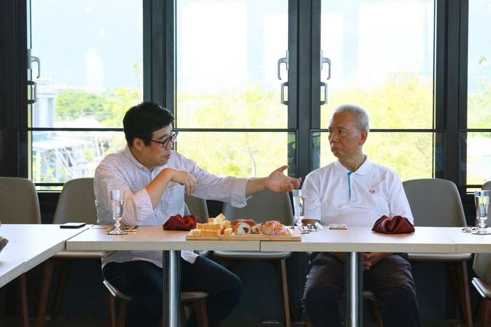 頂新和德文教基金會創辦人魏應充，與善果餐飲集團創辦人嚴心鏞近日相偕參訪宜蘭旅遊新地標「棗稻田食玩農創空間」。（翻攝自魏應充臉書）