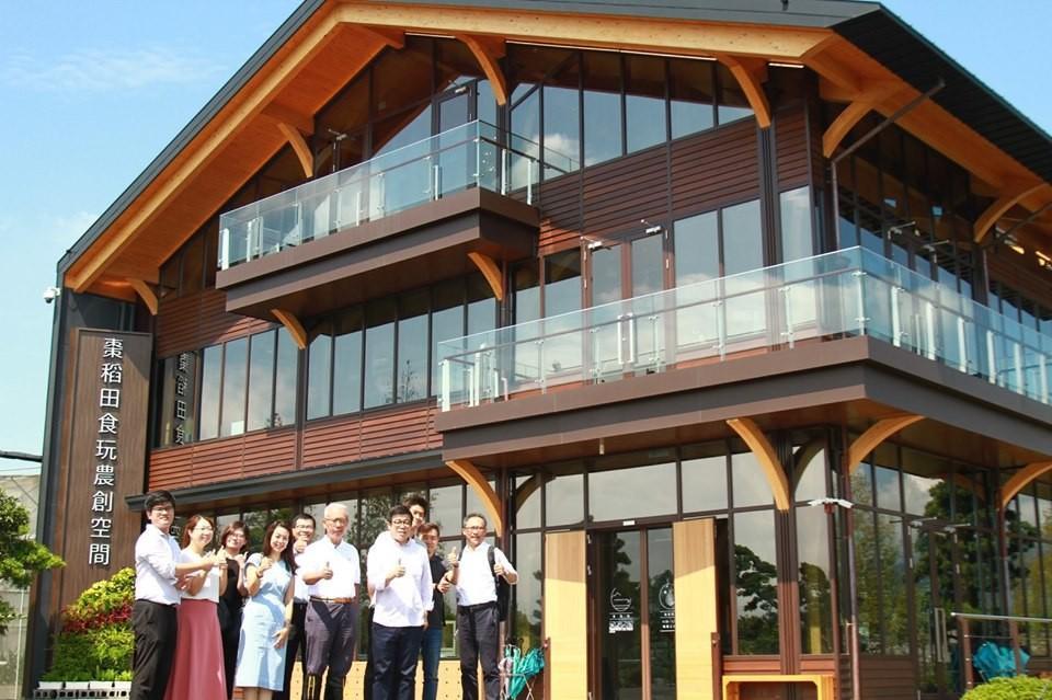 「棗稻田食玩農創空間」是位於宜蘭員山的社會農企業，擁有3公頃友善農地，從生產有機、蔬果開始，送到餐廳、烘焙坊製成手工窯烤披薩、甜點、麵包等。（翻攝自魏應充臉書）