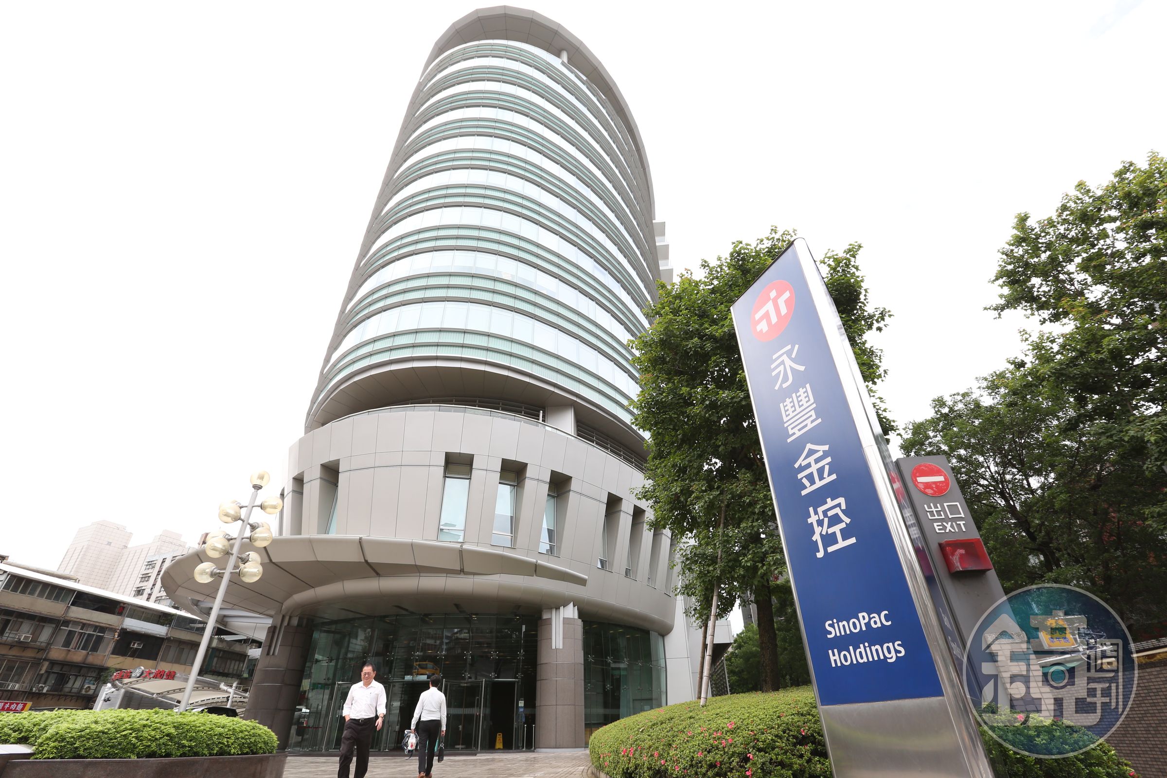 永豐金出售FENB少賺了21.5億元，除告自家經理人外，還對受託的財顧公司大摩也提告。
