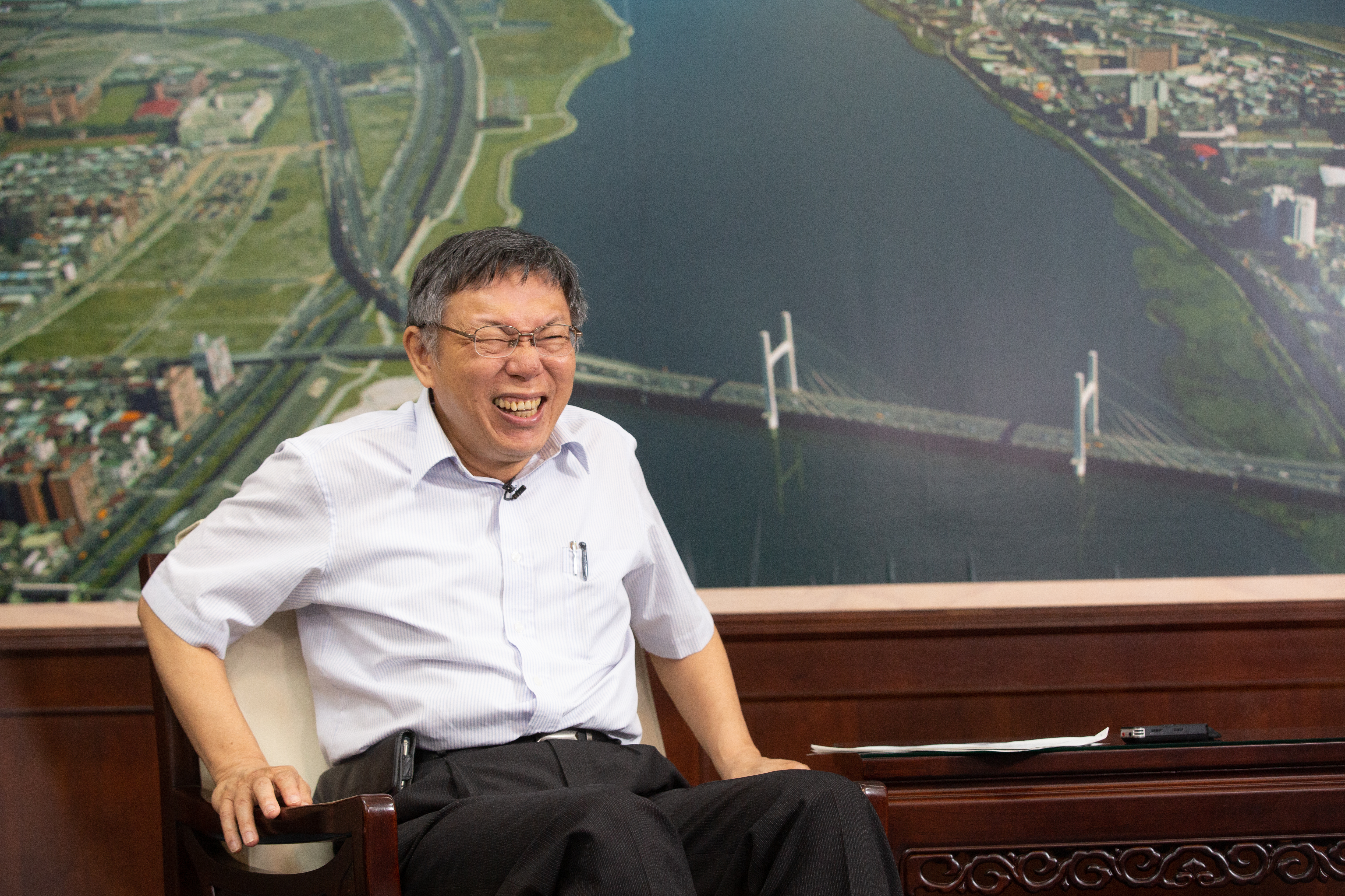 台北市長柯文哲今（23日）受訪時，以「變大號的吳音寧」形容陳菊缺席私菸報告。（本刊資料照）