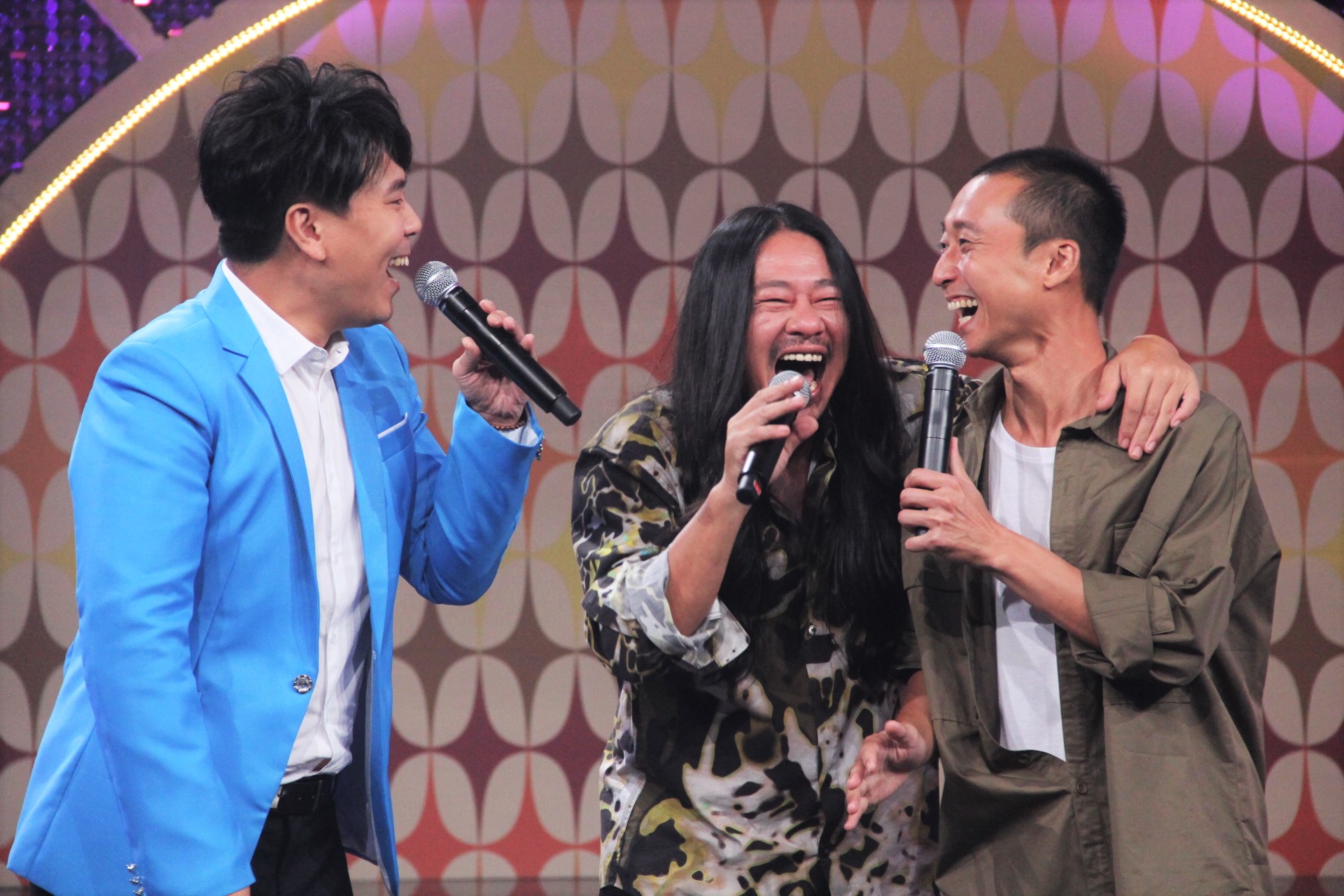 邵大倫（左起）、乱彈阿翔與浩子主持《MUCH金點秀》開場。（年代提供）