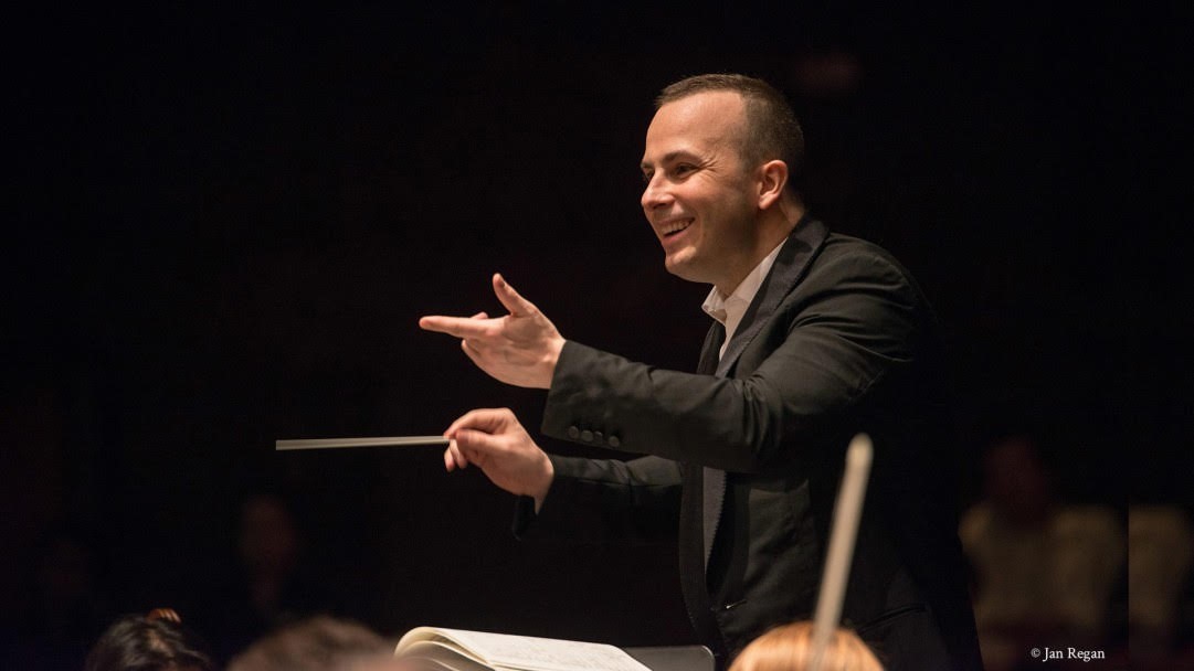 費城管弦樂團音樂總監亞尼克．聶澤-賽金總是以正向能量面對工作，他將於下月帶領該團訪台。（牛耳藝術提供）