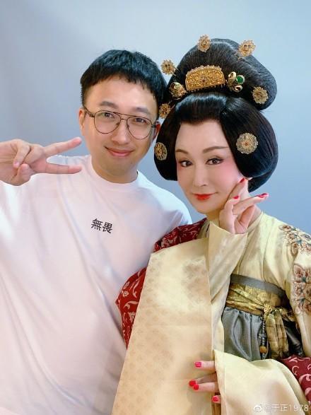 《延禧攻略》製作人于正視潘迎紫為偶像,邀請她在《大唐女兒行》裡演出萬貴妃,定裝時他陪在偶像身旁一整天。(翻攝自于正微博)