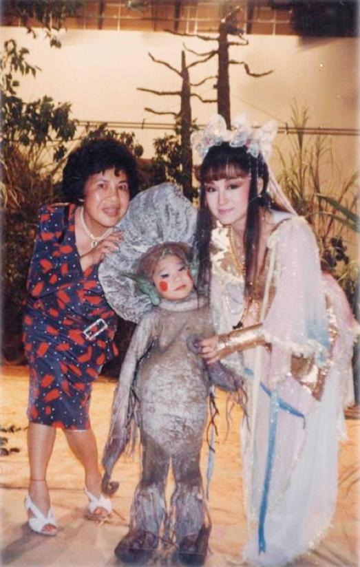  周遊製作、由潘迎紫與靈芝草人演出的《靈山神箭》，由於在暑假檔播出，吸引了許多兒童觀眾。（周遊提供）