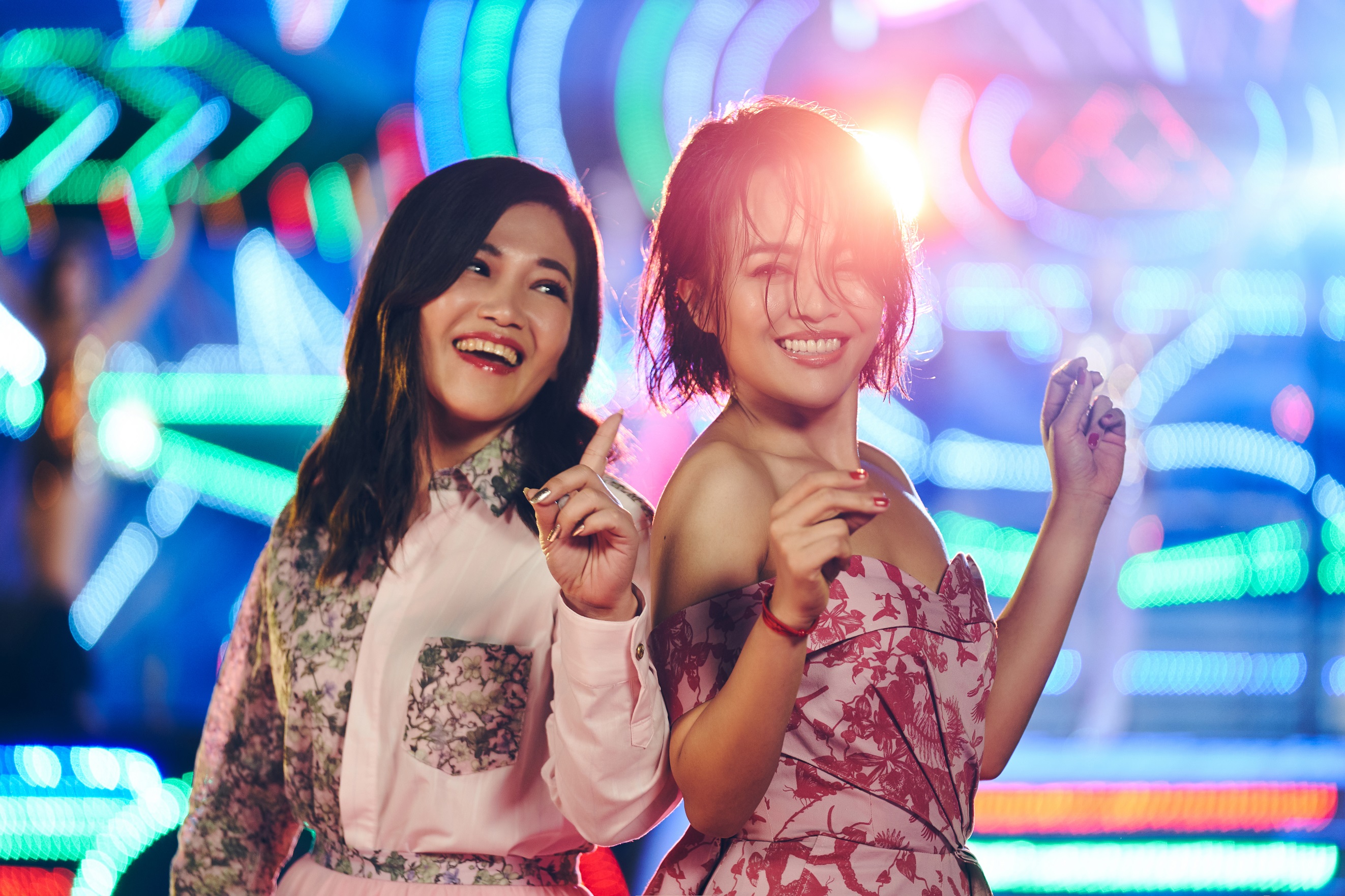 戴愛玲首度攜手黃妃扮「雙冬姐妹花」，梳高角度瀏海髮型登電子花車飄台味。（索尼音樂提供）