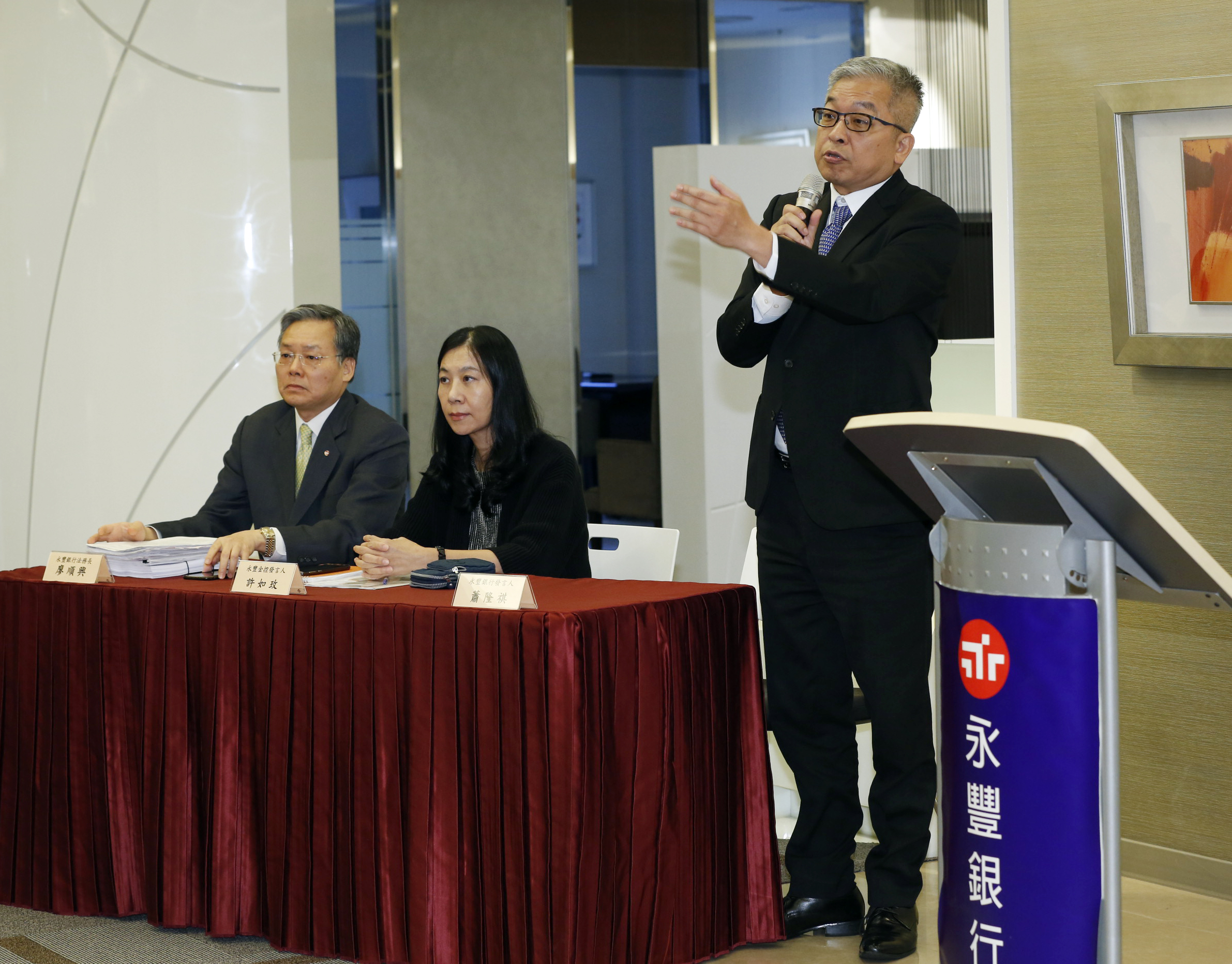 永豐金今天開記者會要告吹哨者張晉源，FENB交易案疑點重重。