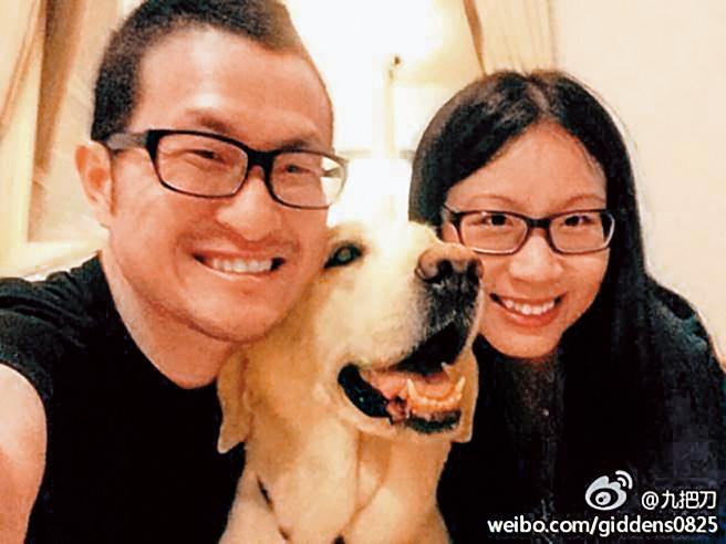 九把刀與前女友小內相戀10年,兩人還養了拉不拉多愛犬阿魯。(翻攝自九把刀微博)