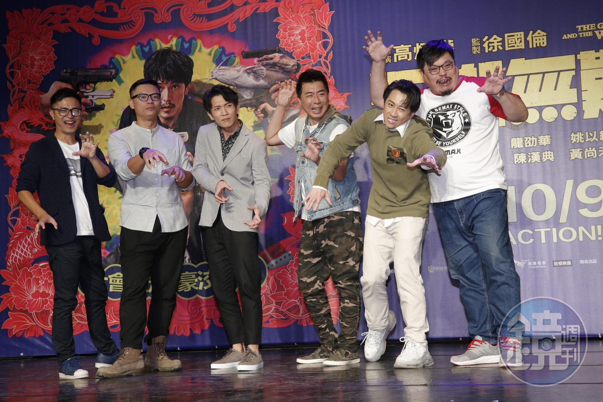導演高炳權(左起)、監製徐國倫、黃尚禾、梁赫群、陳漢典、吳震亞,扮起戲中戲的活屍,看的出來拍戲時誰最投入。
