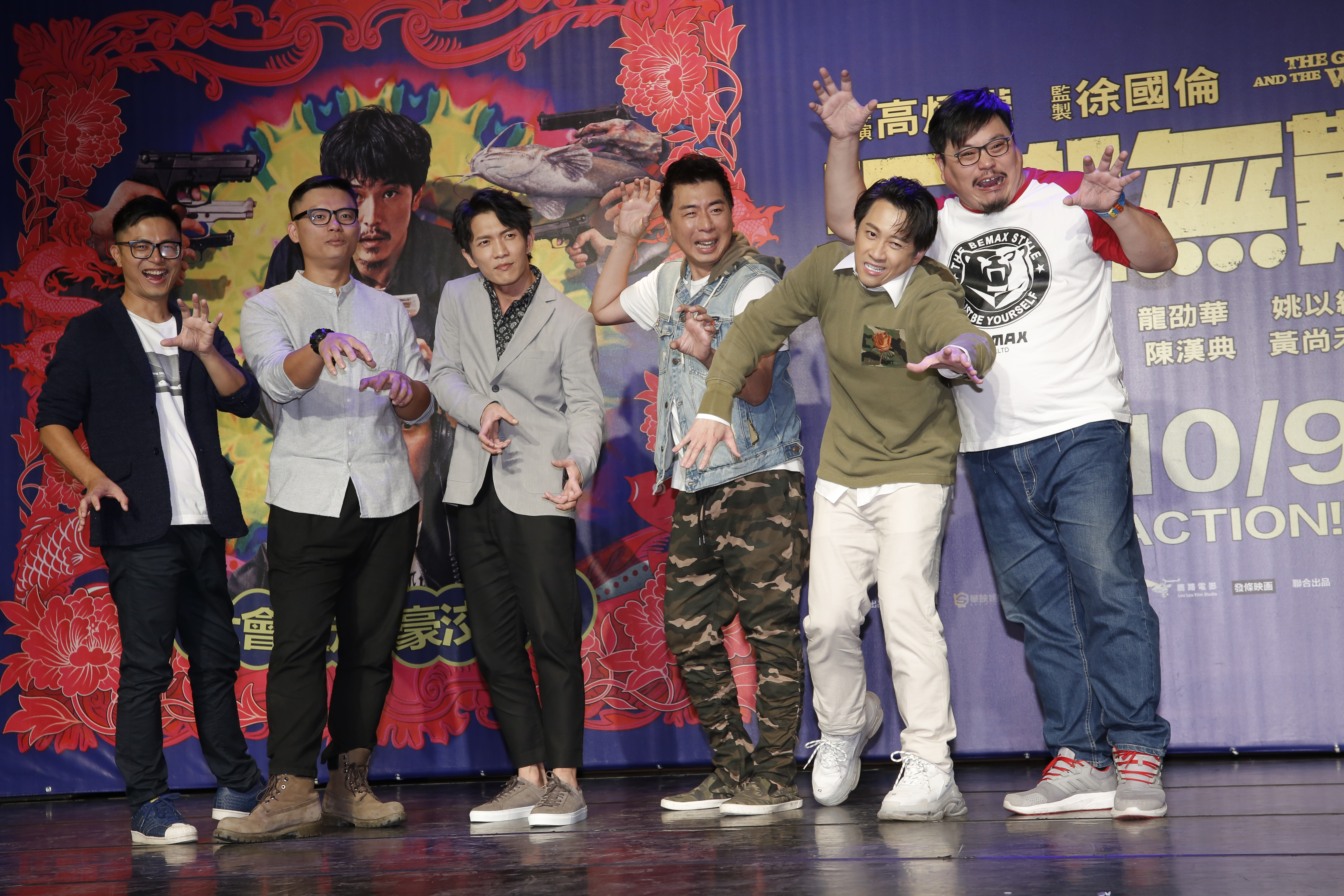 導演高炳權（左起）、監製徐國倫、黃尚禾、梁赫群、陳漢典、吳震亞，扮起戲中戲的活屍，看的出來拍戲時誰最投入。