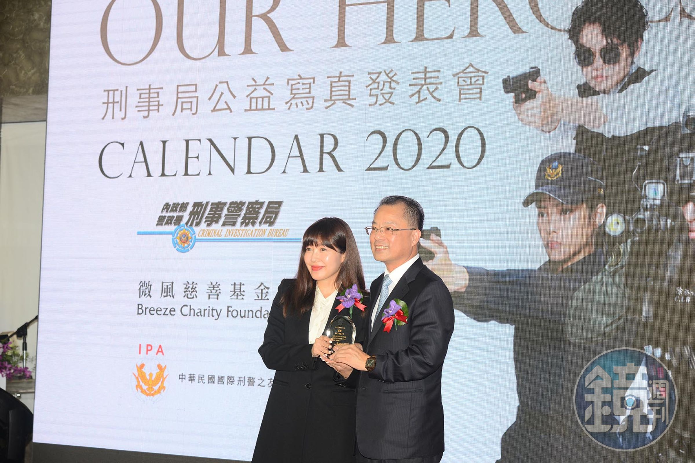微風集團執行長廖曉喬（左）致贈感謝狀給刑事局長黃明昭。（刑事局提供）