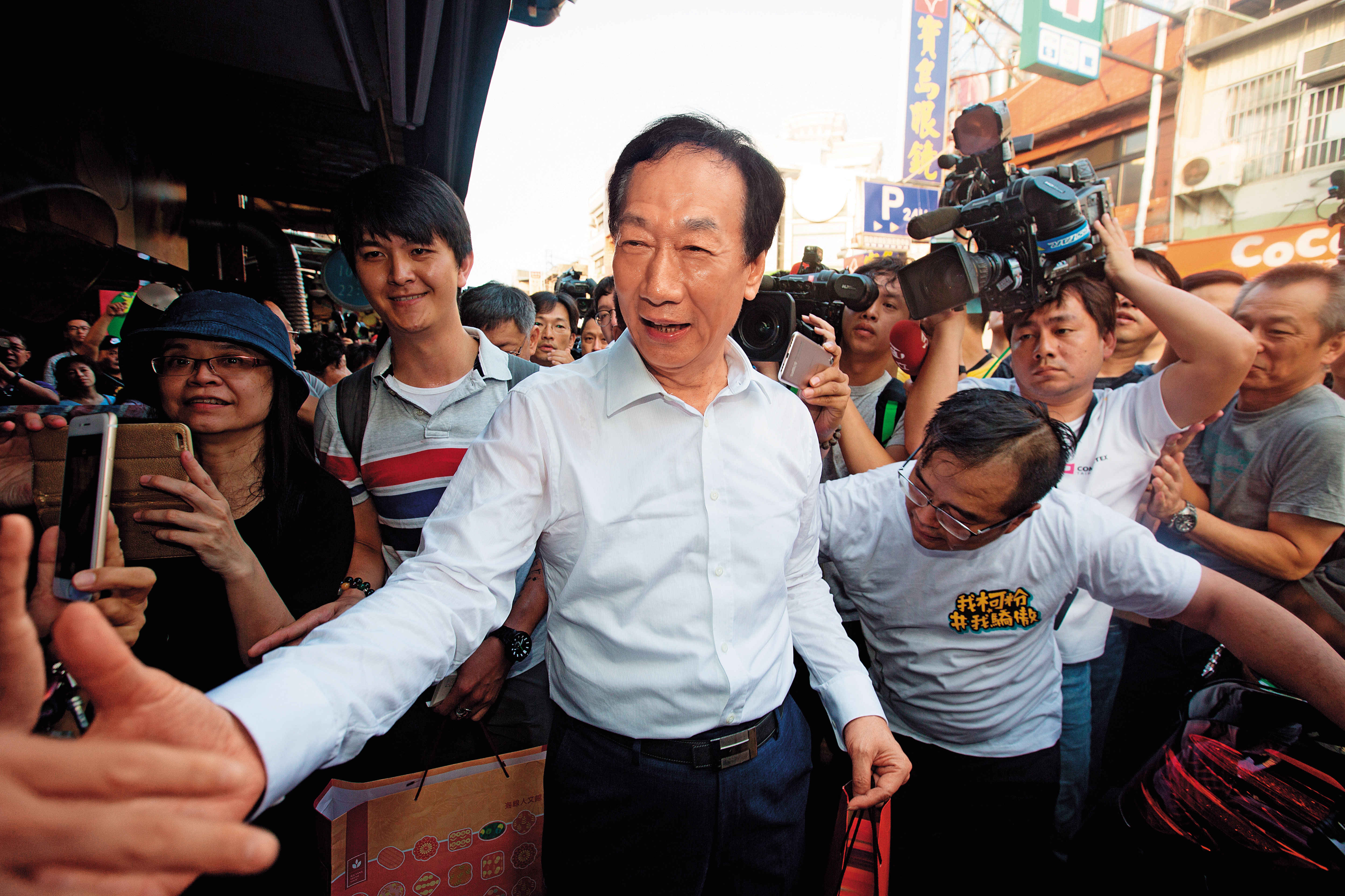 郭台銘已承諾出借競選團隊人力助柯營拚國會，甚至樂意替民眾黨參選人站台。