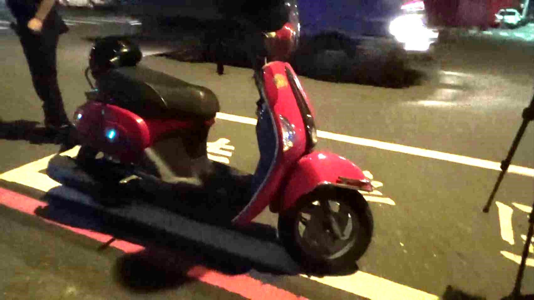 兩男將機車停在連千毅公司門口，下車砸漢堡。（翻攝畫面）