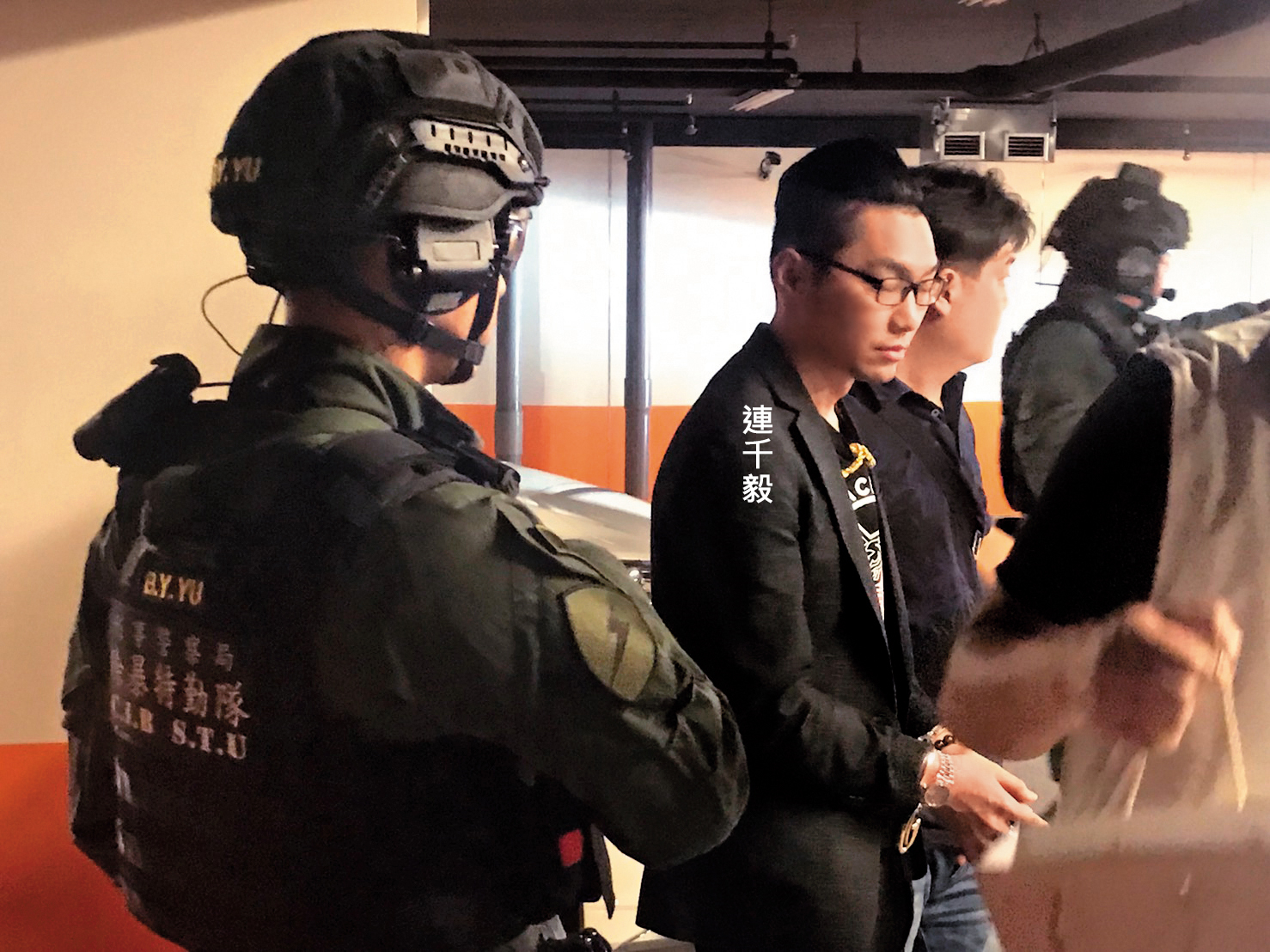 知名直播主連千毅因與另名直播主鄭又仁發生衝突，連3天在高雄街頭引發暴力事件，遭警方逮捕。（翻攝畫面）