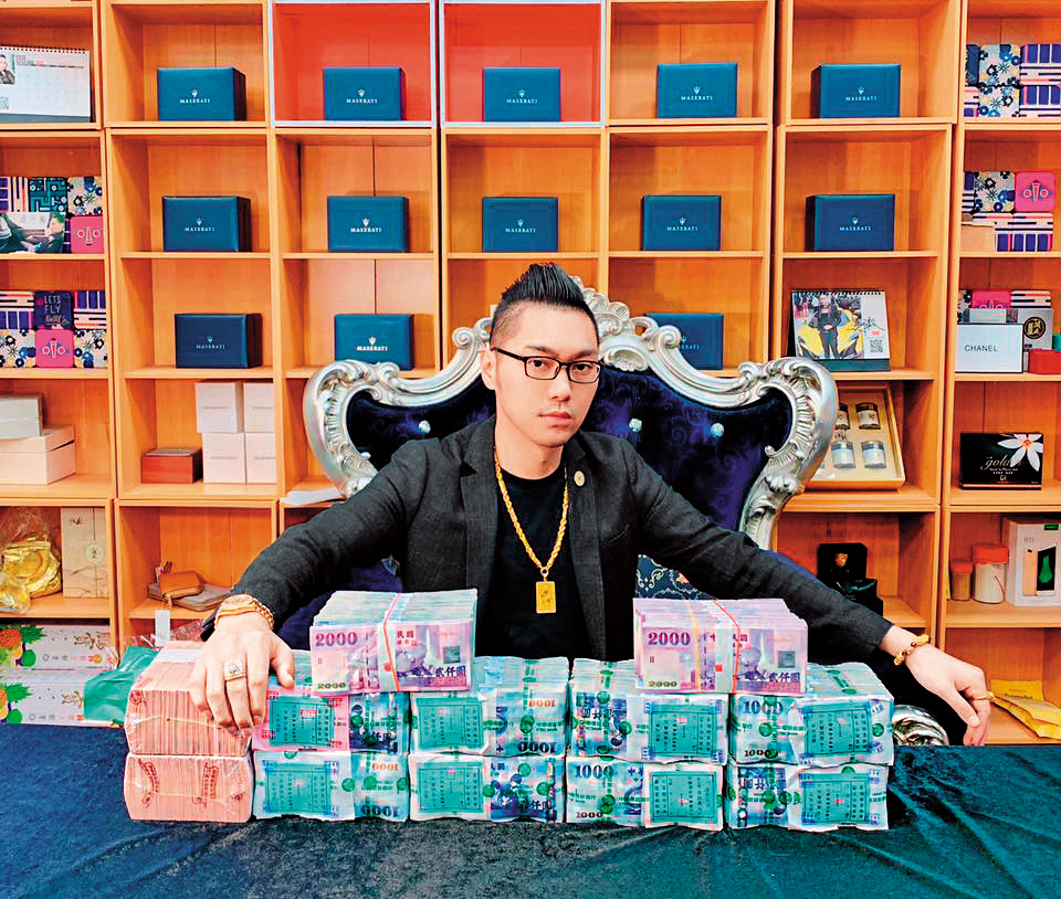 連千毅行事高調愛炫富，直播時常擺出滿桌鈔票宣稱要送出。（翻攝臉書）