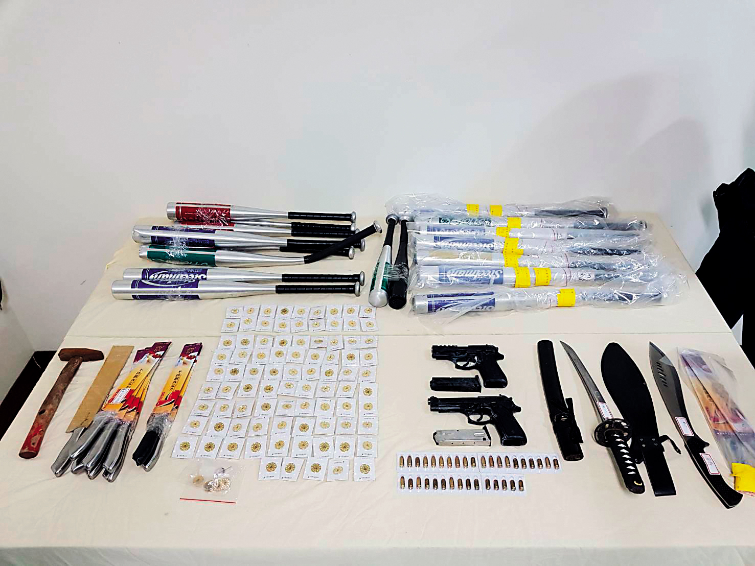 警方攻堅逮連千毅員工住處，搜出槍彈、刀械。（翻攝畫面）