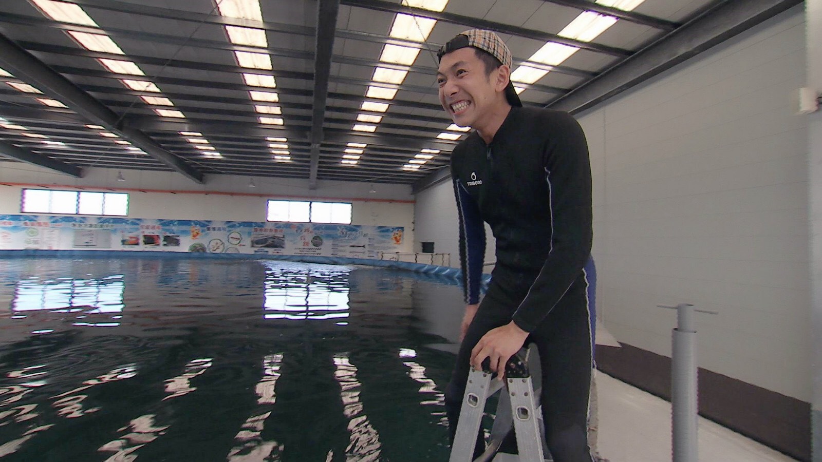 吳俊諺體驗幫鯊魚刷洗魚缸，過程尖叫聲連連。（八大提供）