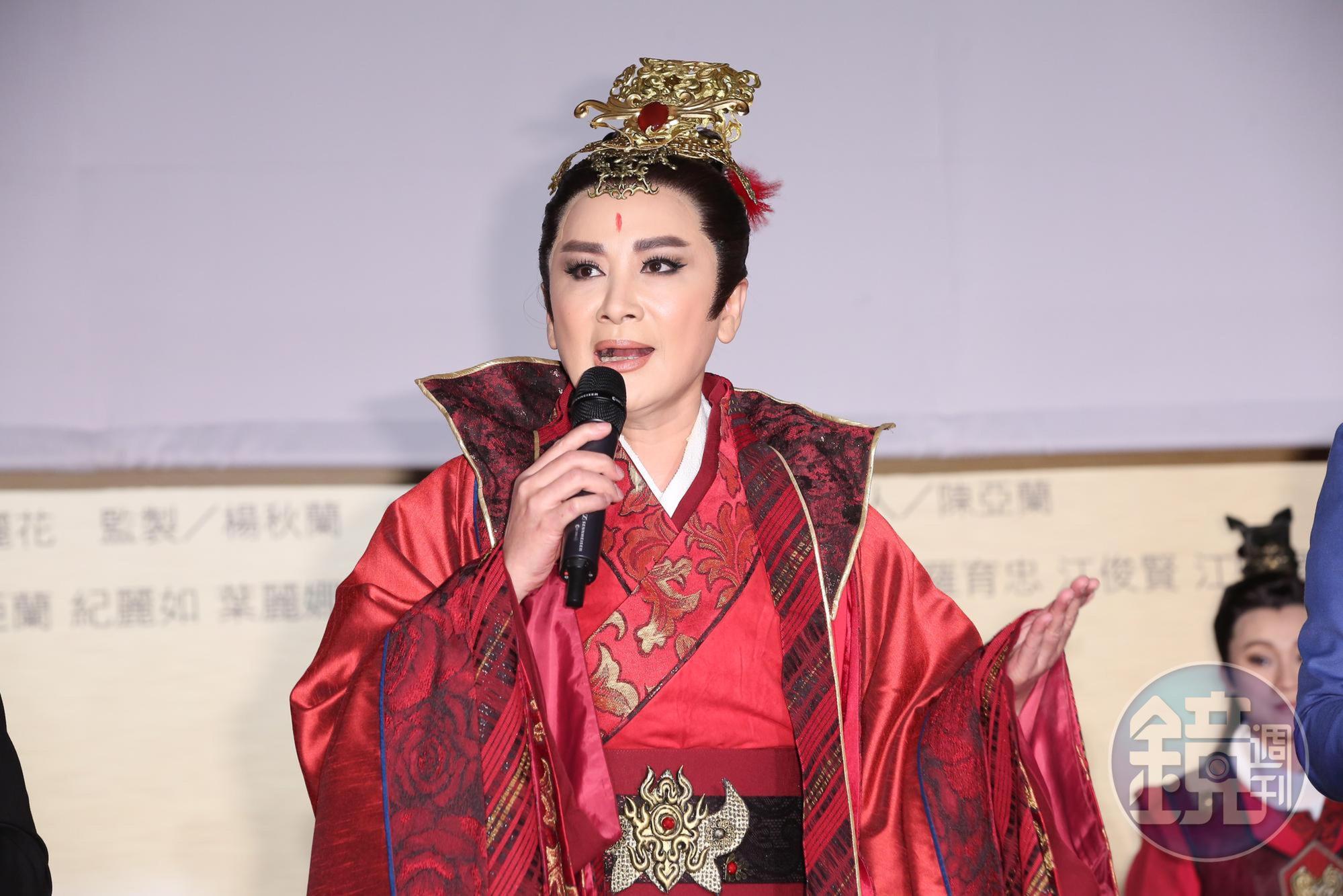 陳亞蘭為了《忠孝節義》勞心勞力，校長兼撞鐘。