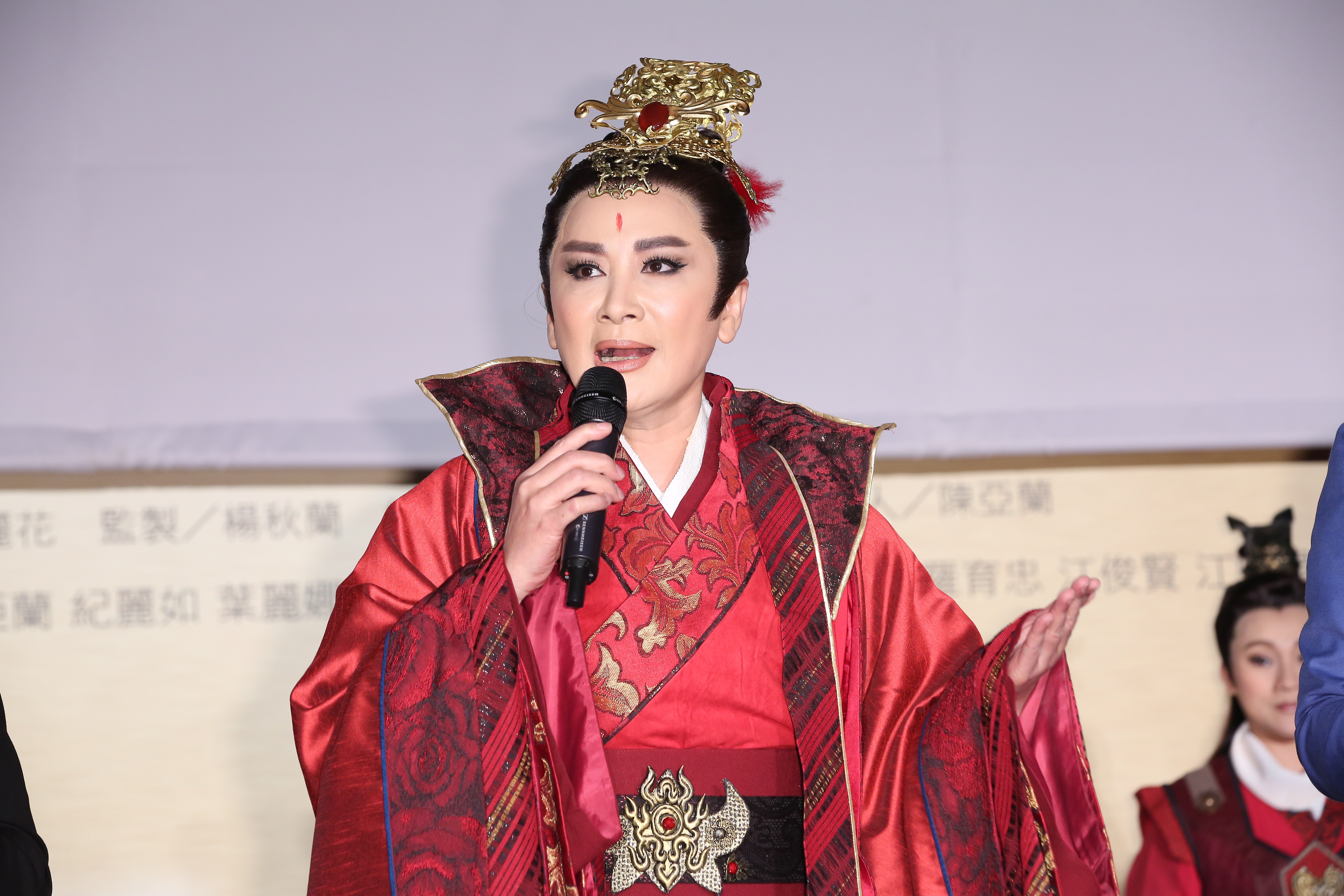 陳亞蘭為了《忠孝節義》勞心勞力，校長兼撞鐘。