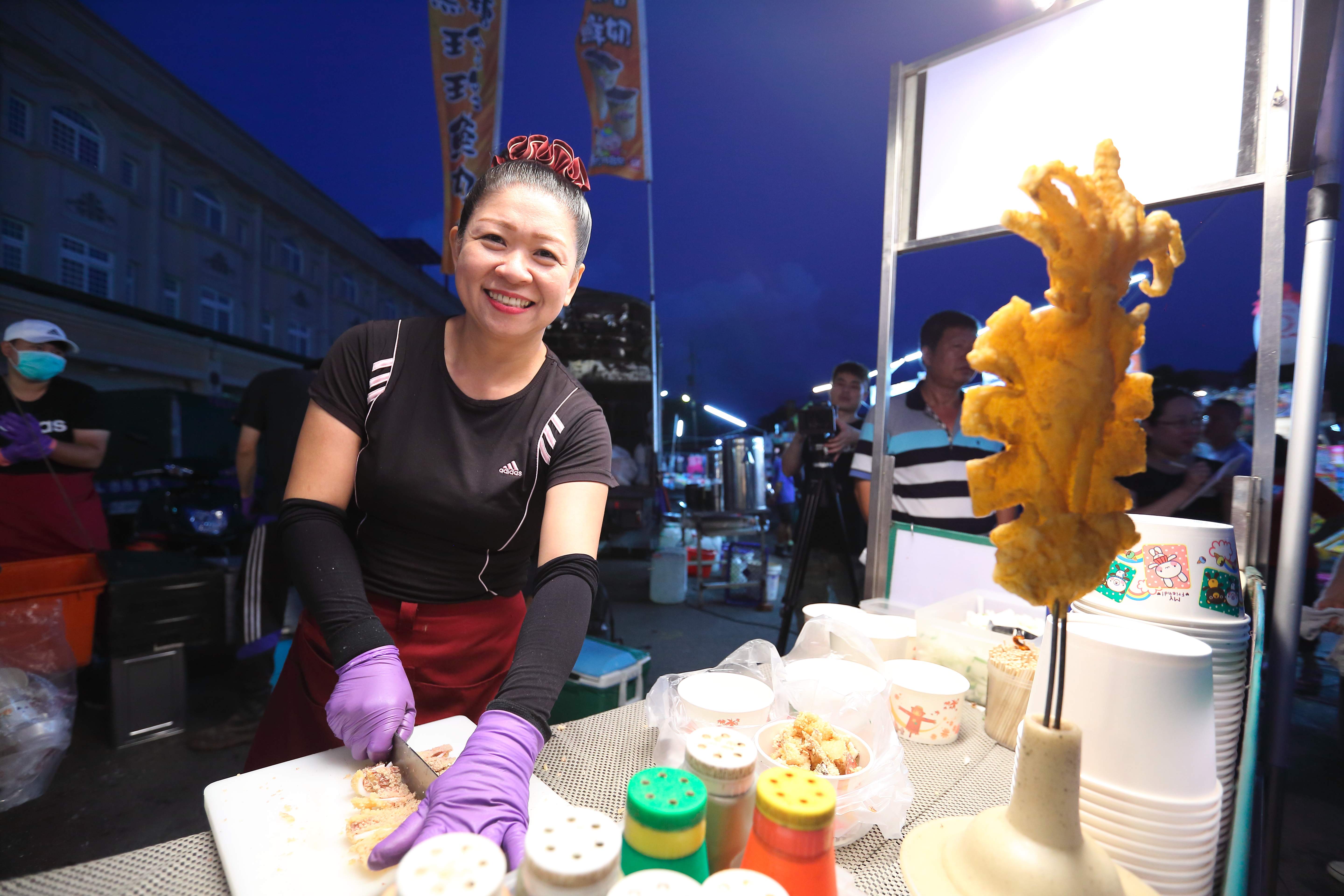 單親媽媽許宴庭在彰化各大夜市擺攤，自創醃料賣單價高的酥炸大魷魚，料理好吃有特色，平均1天可賣出百份。