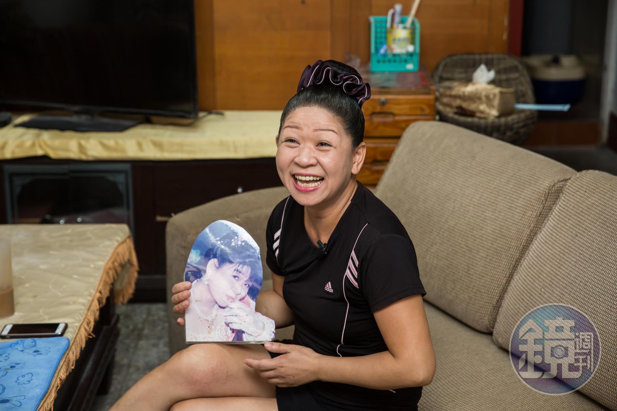 離婚後，許宴庭把前夫的所有回憶都清掉，連喝交杯酒的結婚照也撕一半，只保留自己的那部分。