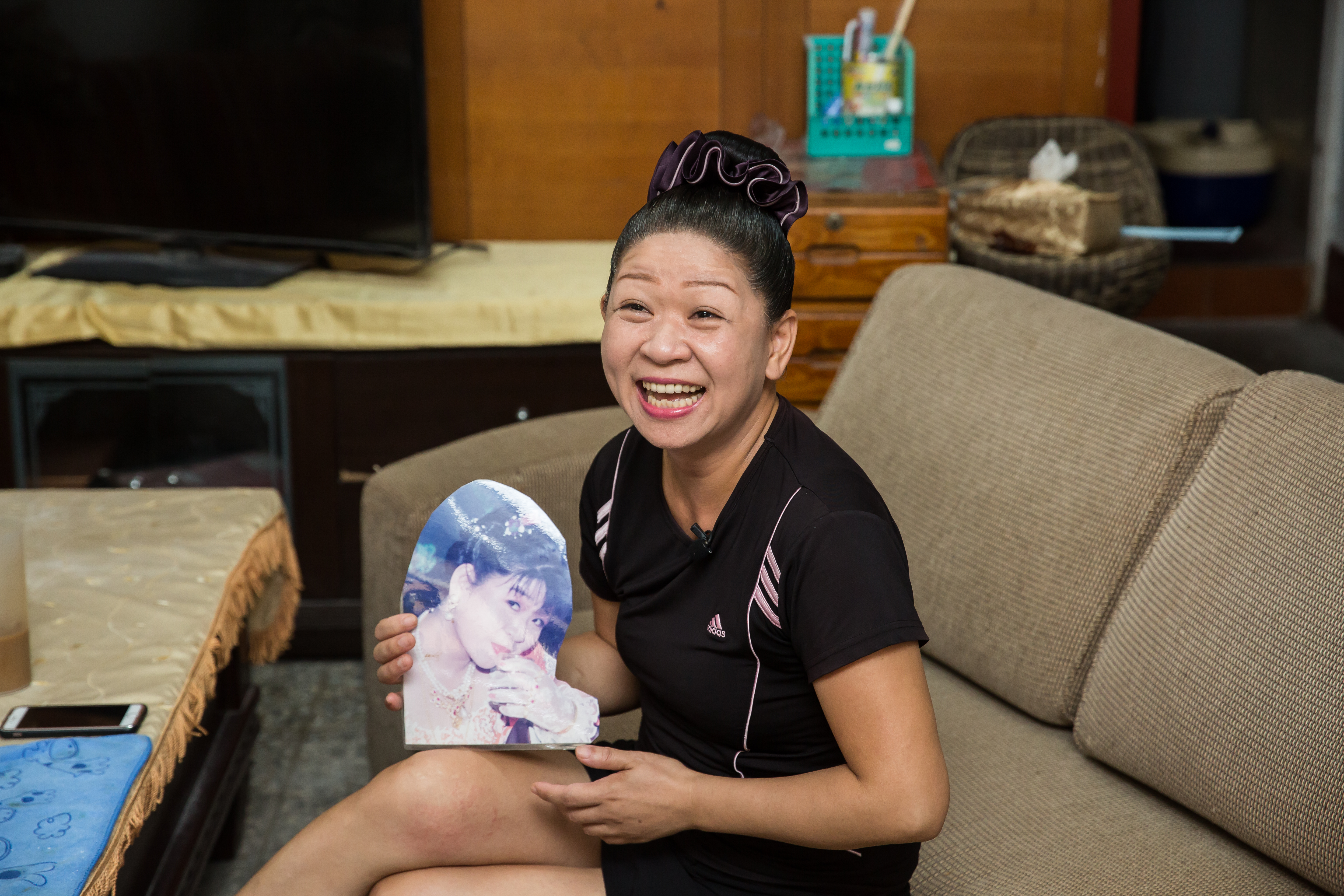 離婚後，許宴庭把前夫的所有回憶都清掉，連喝交杯酒的結婚照也撕一半，只保留自己的那部分。