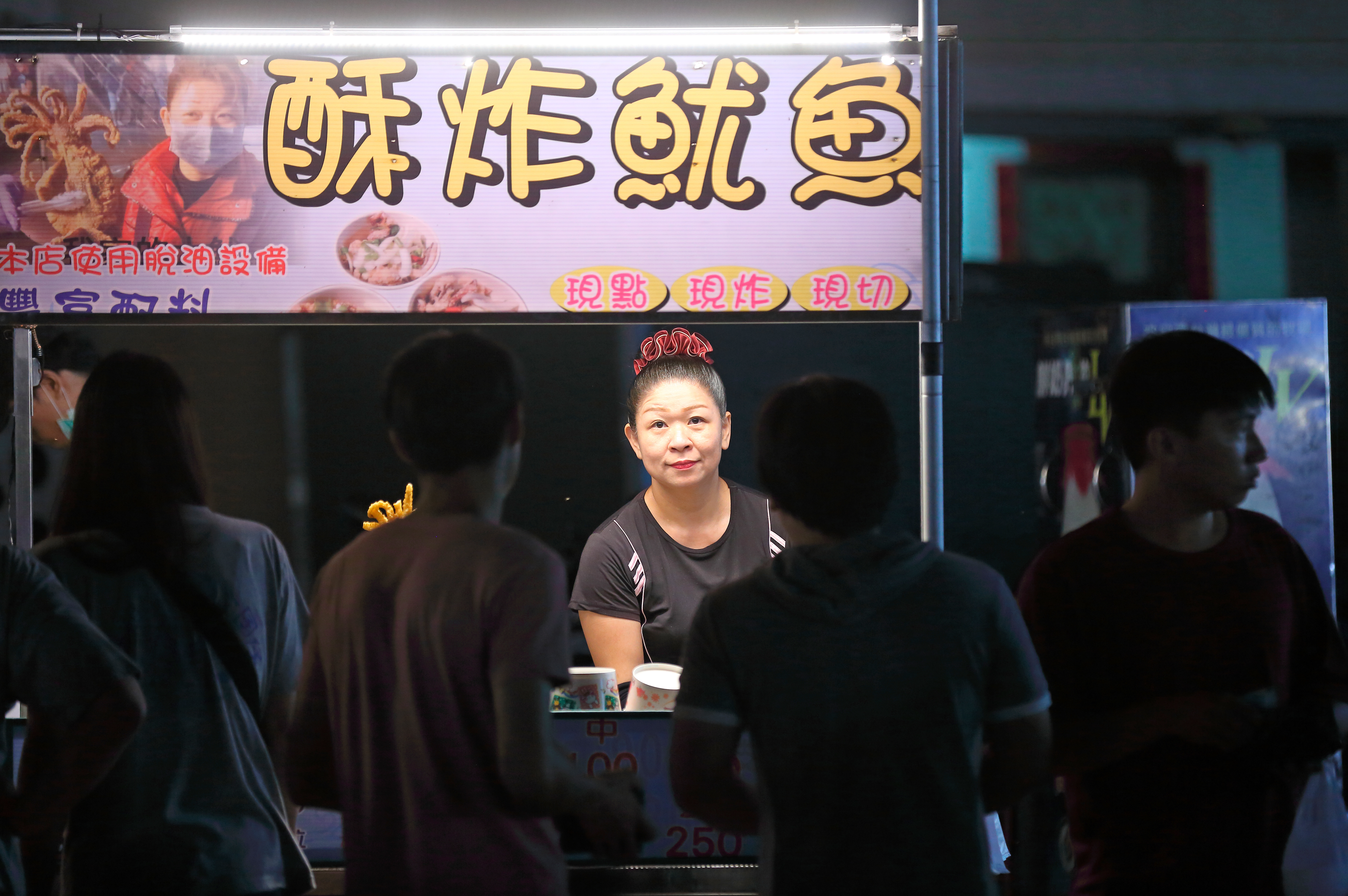 走過離婚、負債、棲身之所遭法拍等低潮，許宴庭為母則強，靠賣酥炸魷魚闖出一片天。