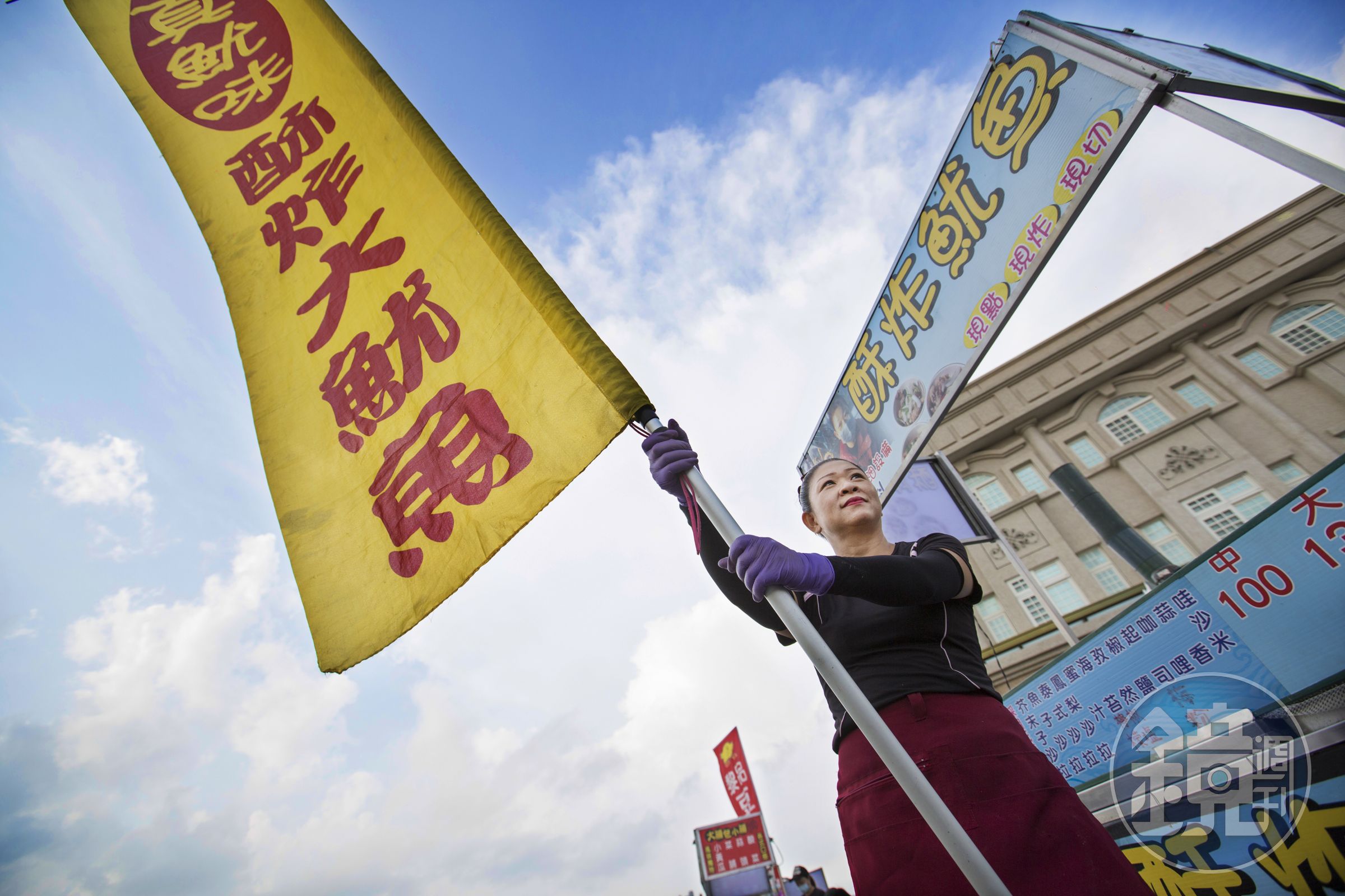 走過離婚、負債、棲身之所遭法拍等低潮，許宴庭為母則強，靠賣酥炸魷魚闖出一片天。