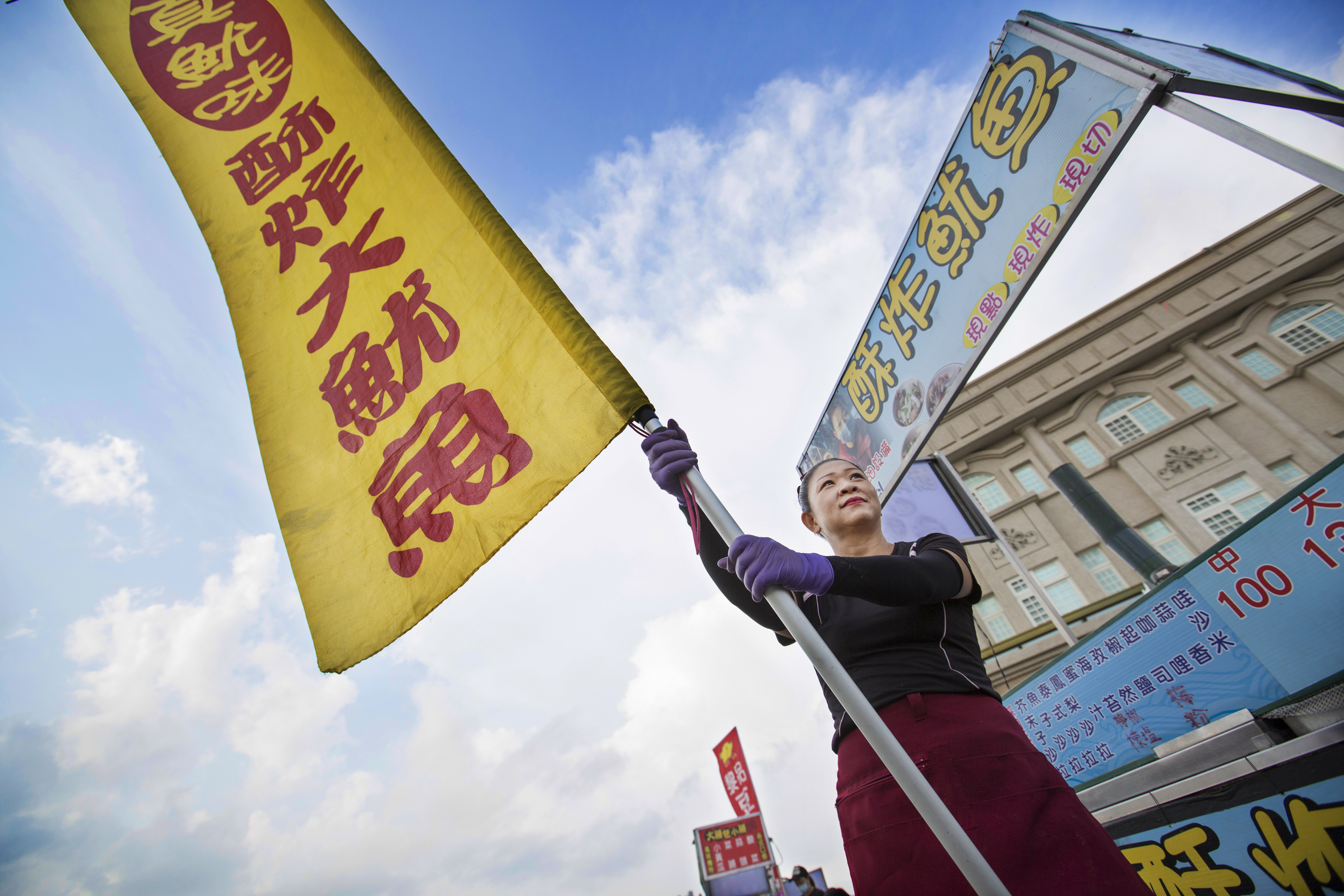 走過離婚、負債、棲身之所遭法拍等低潮，許宴庭為母則強，靠賣酥炸魷魚闖出一片天。