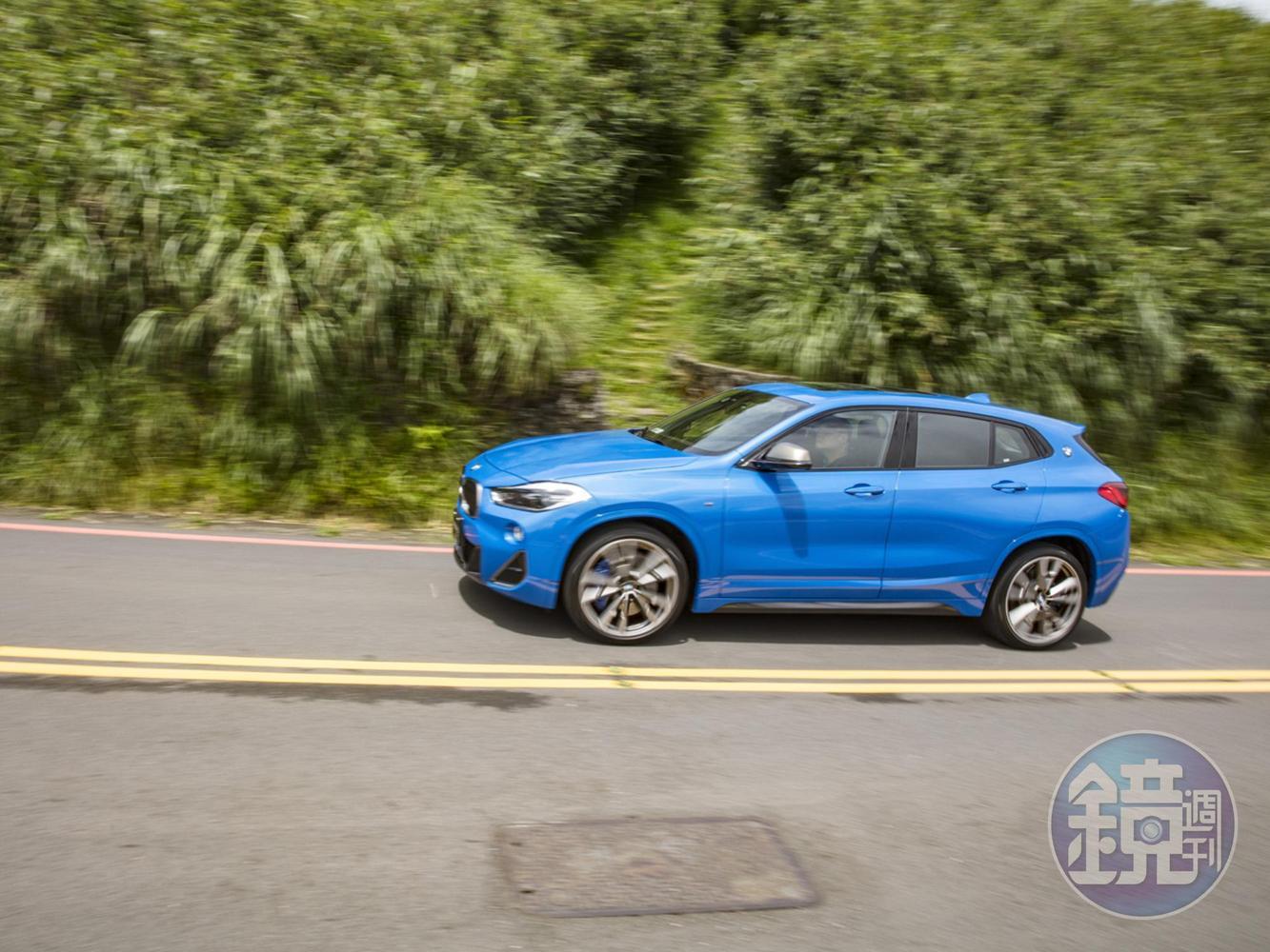 與X1共用UKL模組化前軀底盤平台，X2車高1,526mm硬是比X1低上了70mm不說，車寬也較X1（1,821mm）寬上了一些，但車長卻比X1更短，風阻係數達到僅Cd=0.28的優異表現。