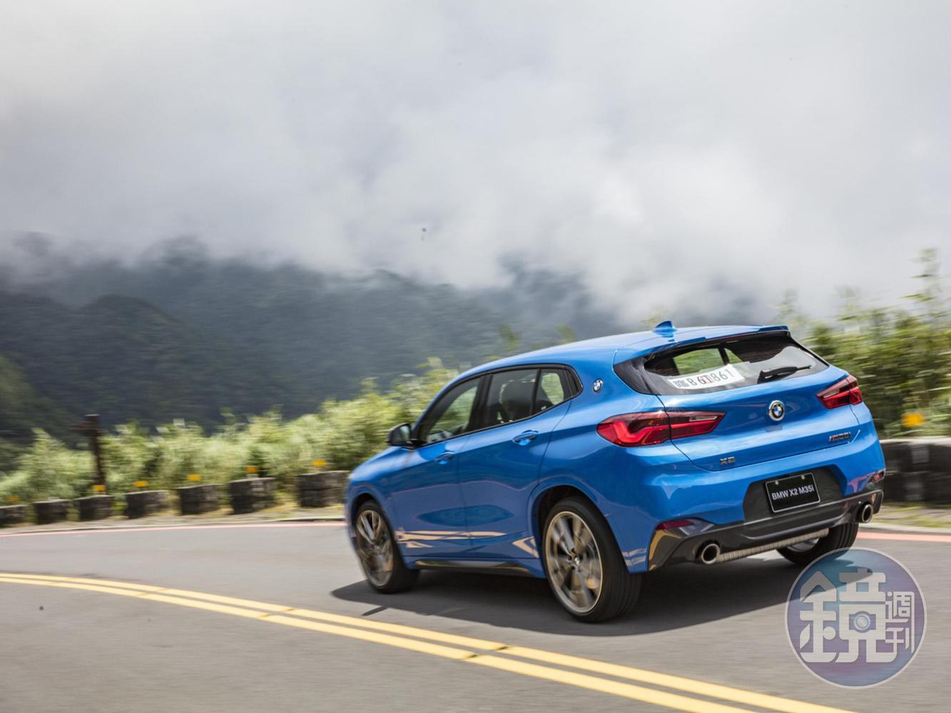 BMW X2 M35i不僅馬力大幅提昇至306匹，也突破了工程上的限制，成為M部門旗下首款搭載橫置四缸引擎的車款。