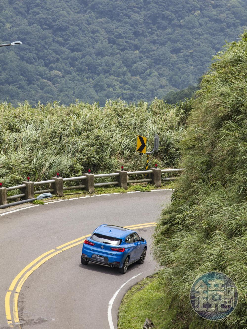 BMW X2 M35i在既有的UKL模組化前軀底盤平台加入了xDrive四輪傳動系統，讓擁有大馬力的她可以保有、甚至是大幅提昇其操駕性與動態極限。