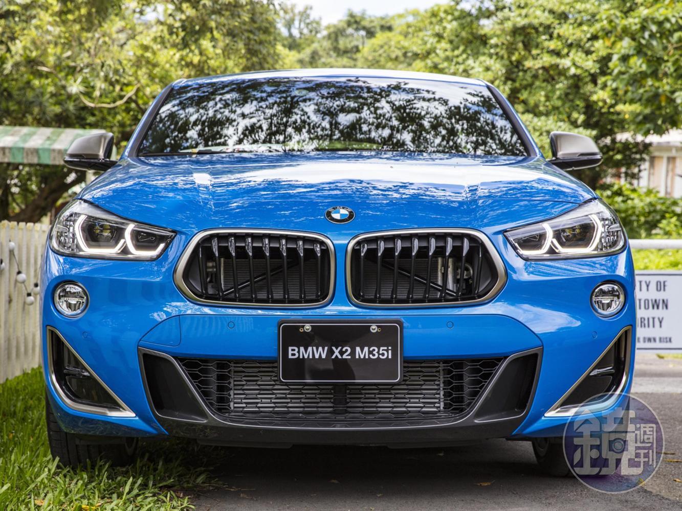 X2 M35i具有大量M Performance獨有的鈰灰色設計，從車頭類六角形LED頭燈延伸至鈰灰色水箱護罩、鈰灰色下氣壩，創造更具侵略性的前臉造型。