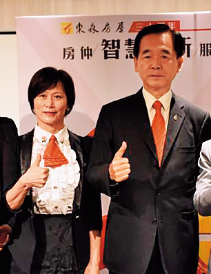 連心愛的妻子(左)都找進東森房屋一起打拚,王應傑(右)自認對王令麟已很有交代。(東森房屋臉書)