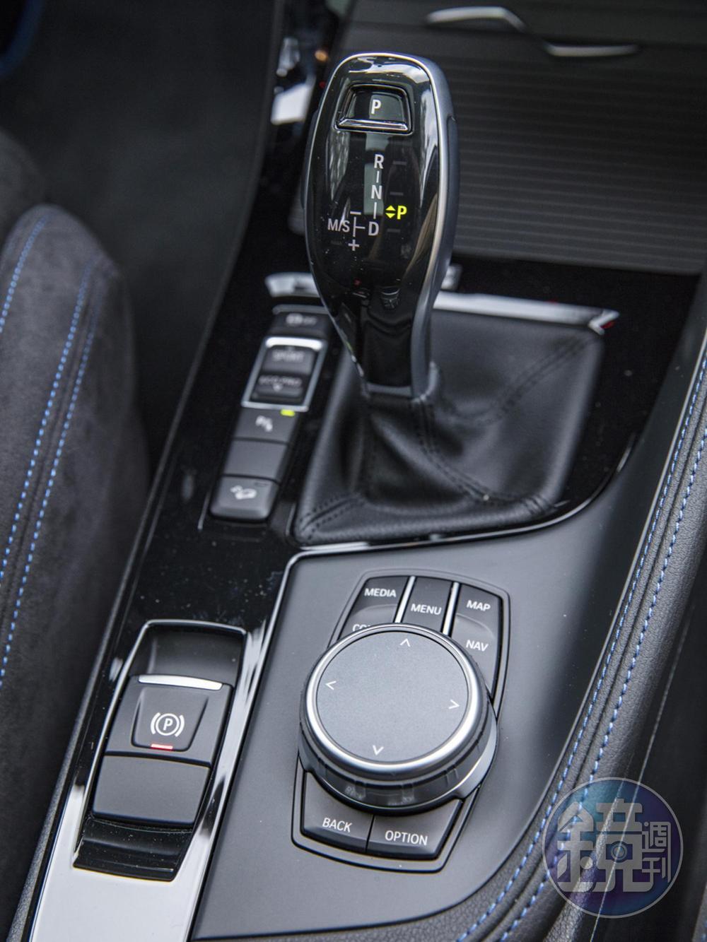 8 速 Steptronic 手自排變速箱結合xDrive智慧型可變四輪傳動系統，讓動力可以順暢綿密的傳輸到輪上。