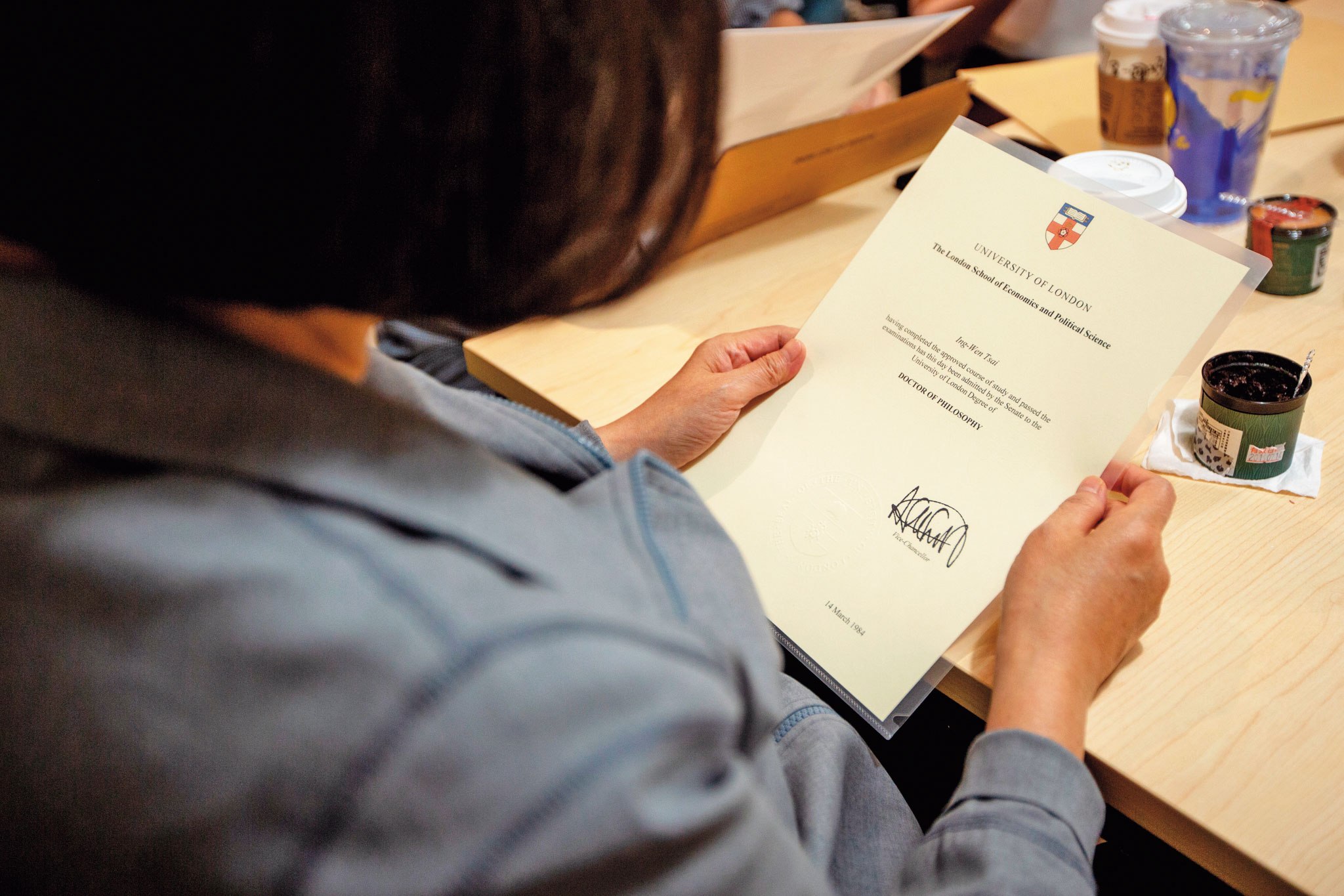 蔡英文總統手持英國倫敦政經學院發出的博士學位證明。（總統府提供）