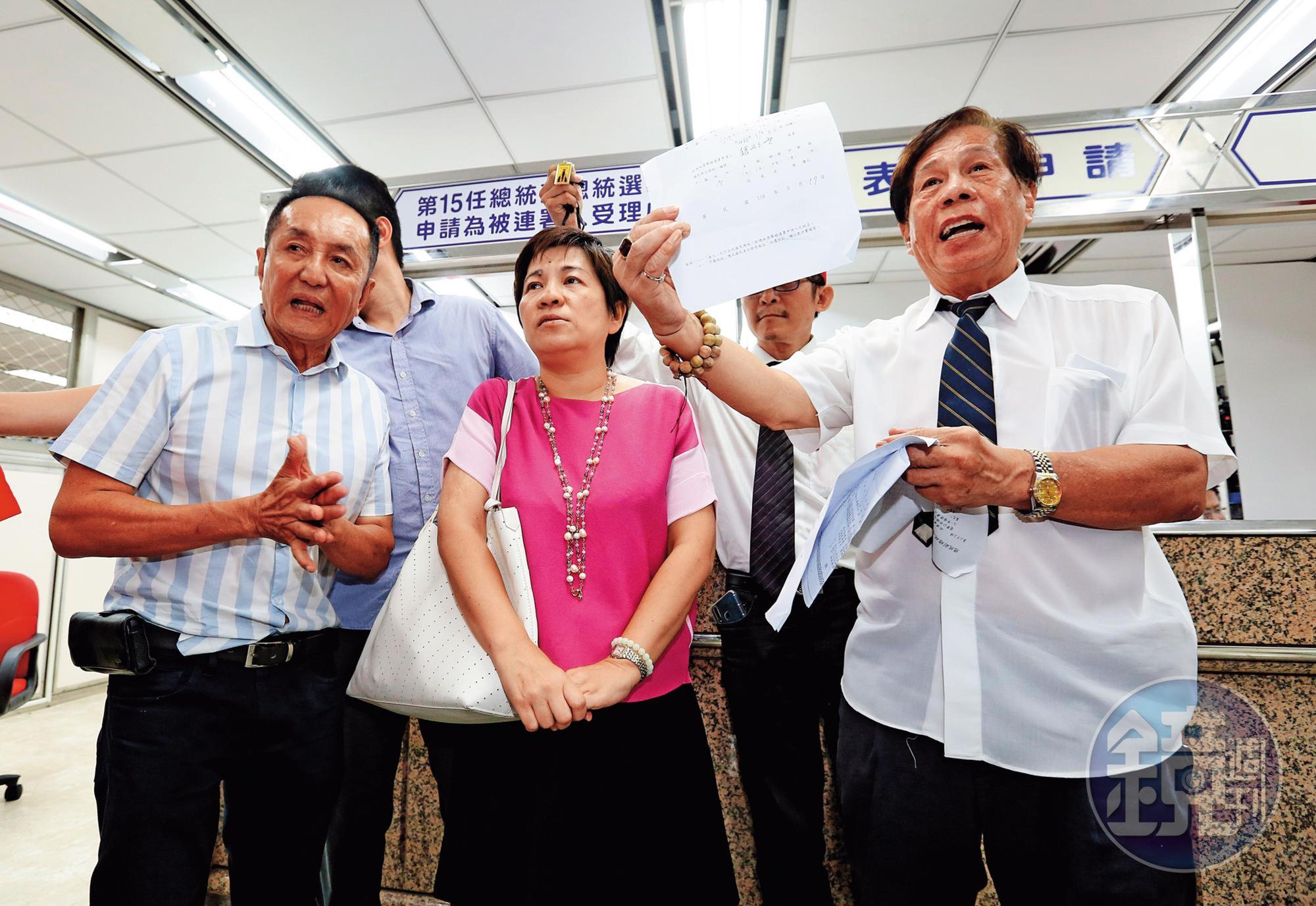 民間友人「國師團」連日勸進柯P選總統，日前更在中選會上演「代柯登記」鬧劇。