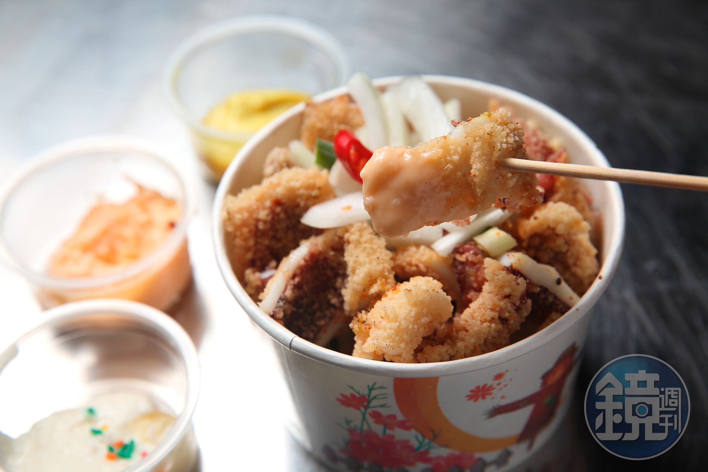 沾上泰式沙拉醬的酥炸大魷魚，別有一番風味。（中份100元）