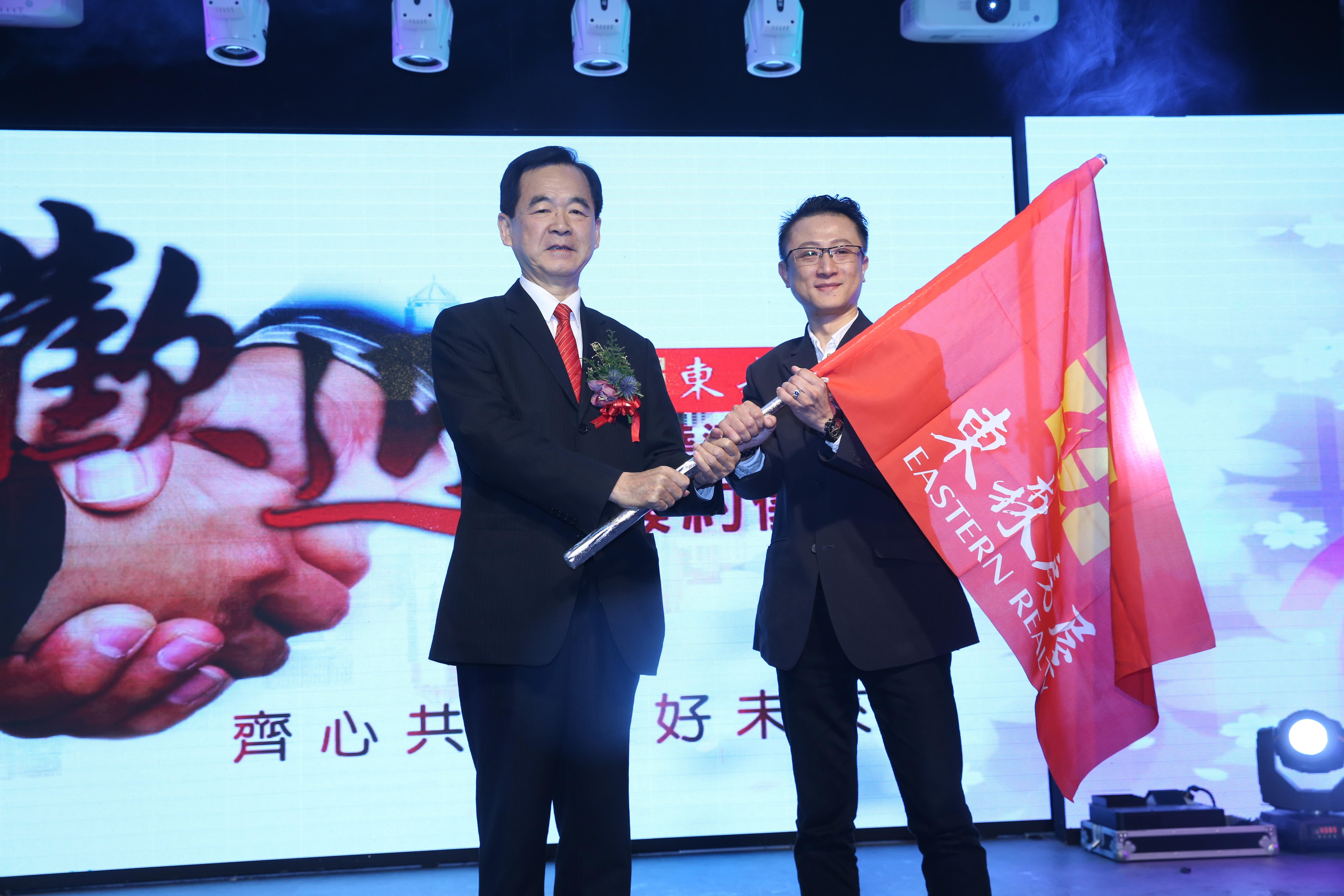 11年前，王令麟將東森房屋託孤給王應傑，如今傳出兩人關係生變。