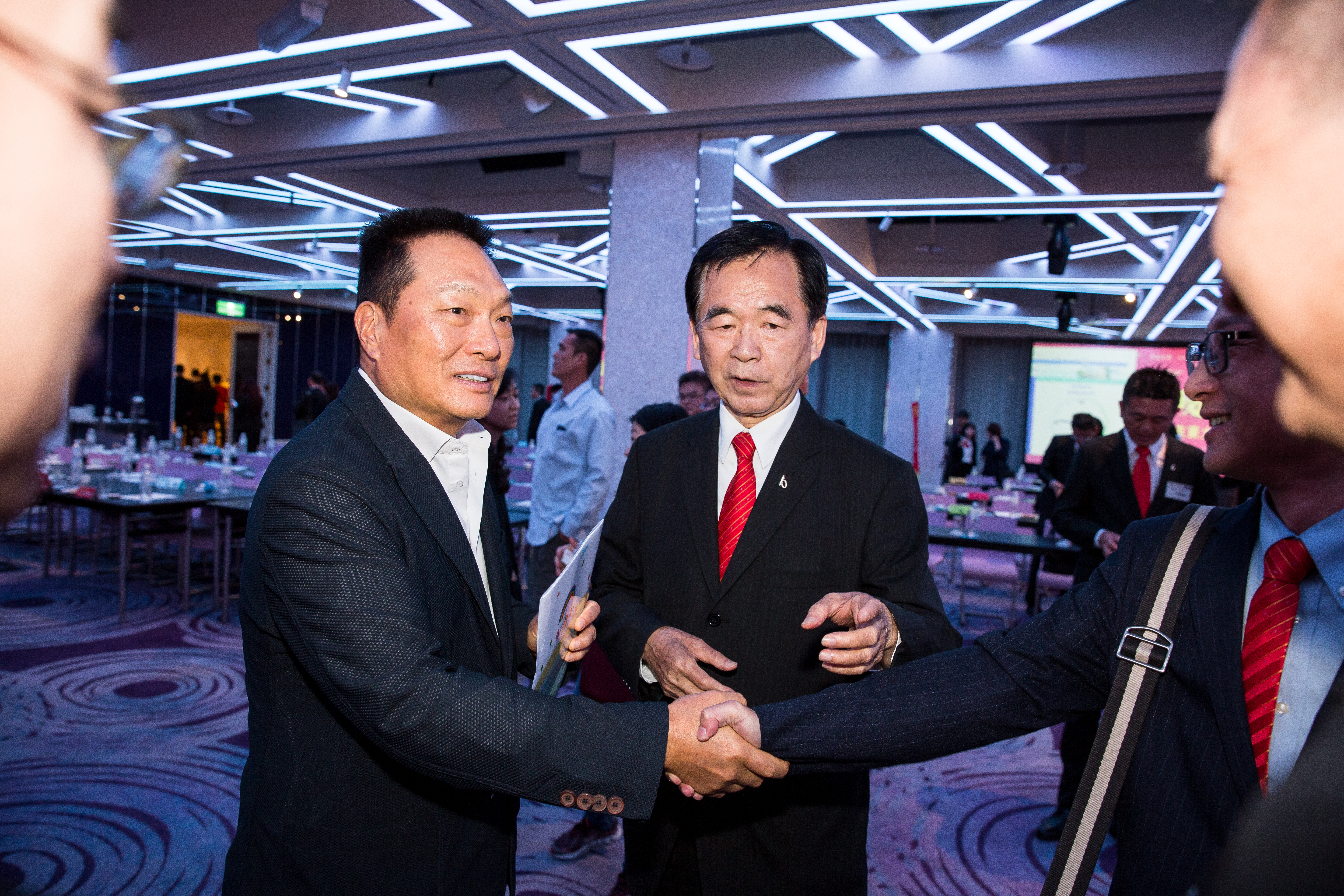 王令麟早年希望獲得父親王又曾的認同，外傳因此和王應傑之間存在瑜亮情節。