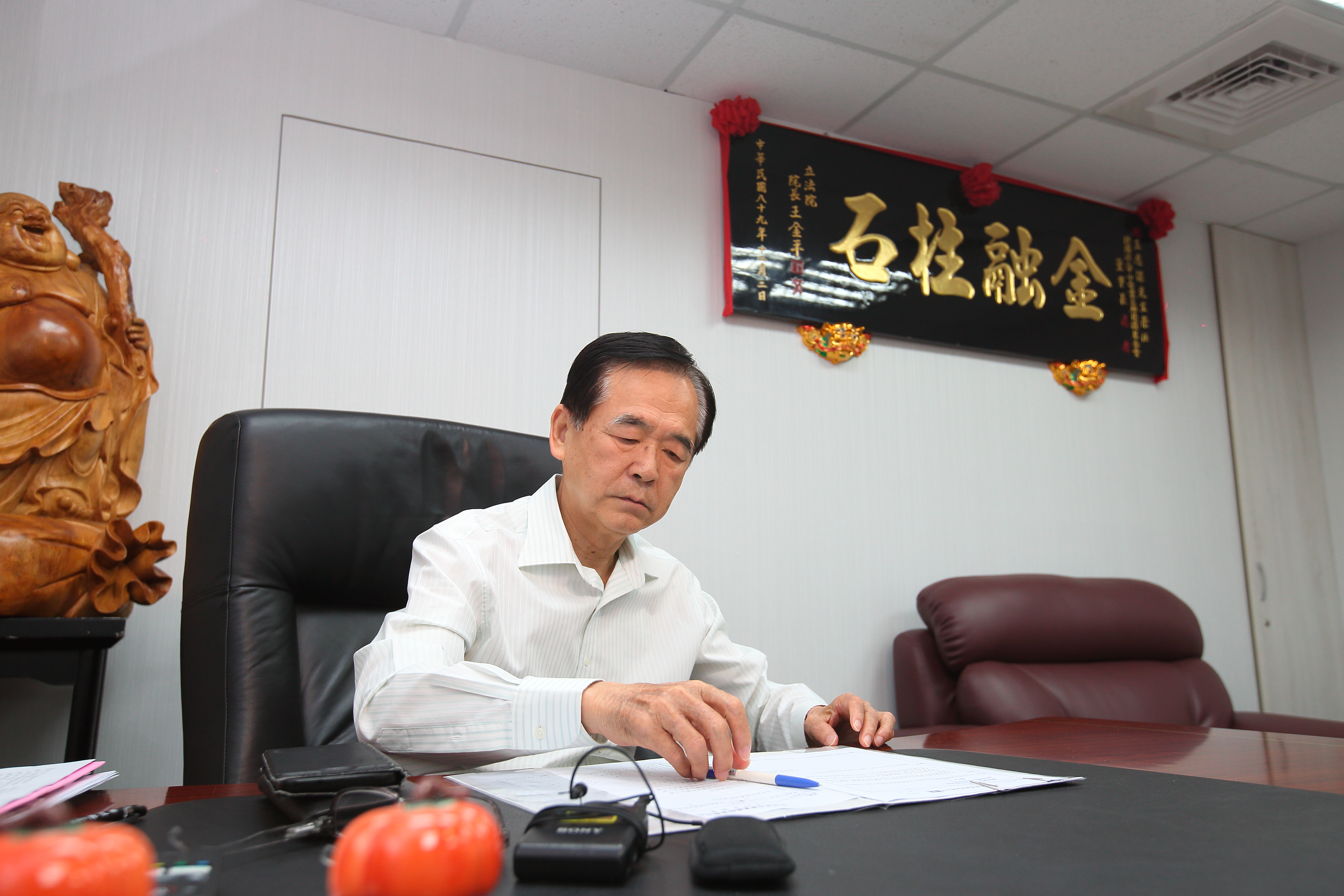 王應傑如今卸下房仲教父的包袱，口吐真言批判房地產業致富並不光彩。