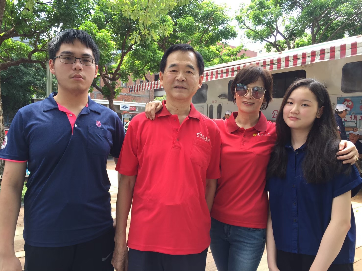 王應傑的第二任妻子陳淑娟(右二)於七月過世,他和一對子女的感情因此更緊密。(王應傑提供)