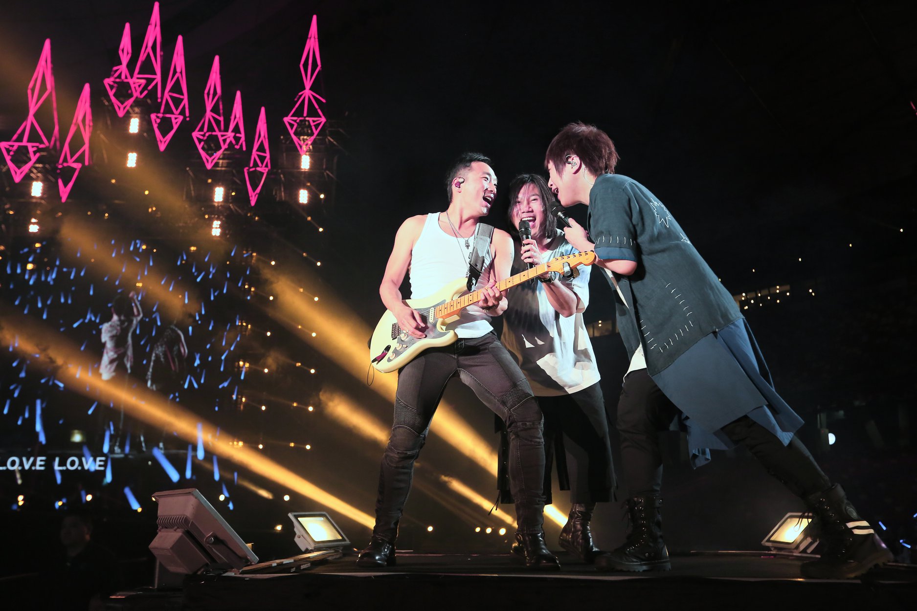 五月天成軍22年，貝斯手瑪莎（中）竟說出五月天「不是人待的地方」。（翻攝自五月天臉書）