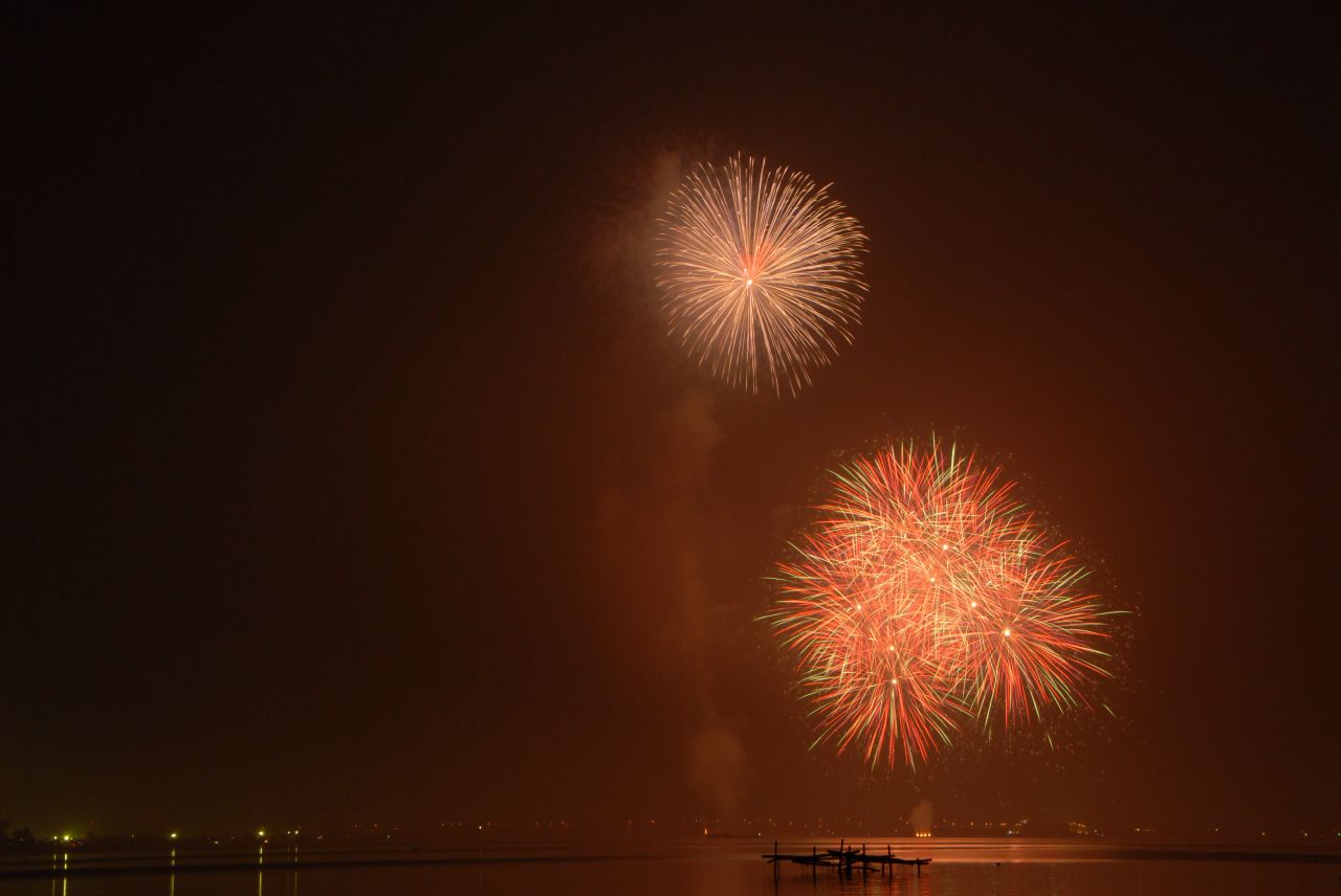 國慶煙火時隔12年再度在屏東舉辦，圖為2007年國慶煙火在屏東大鵬灣舉辦。（總統府提供）