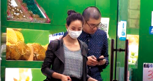 張鈞甯（左）最慘的戀情是與導演林哲樂（右）的一段，去年被本刊報導林哲樂劈腿，她憤而提分手。（翻攝自王牌星探微博）