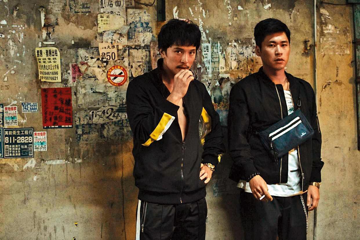 邱澤(左)去年獲台北電影節影帝後,接拍了不少電影,包括10月上映的《江湖無難事》。(華映提供)