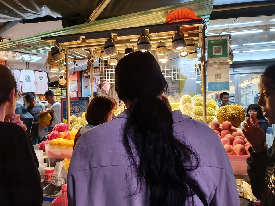 有網友21日在臉書透露，士林夜市惡名昭彰的水果攤又坑殺外國遊客，一袋水果竟要價1,089元。（「我是北投人」臉書授權提供）